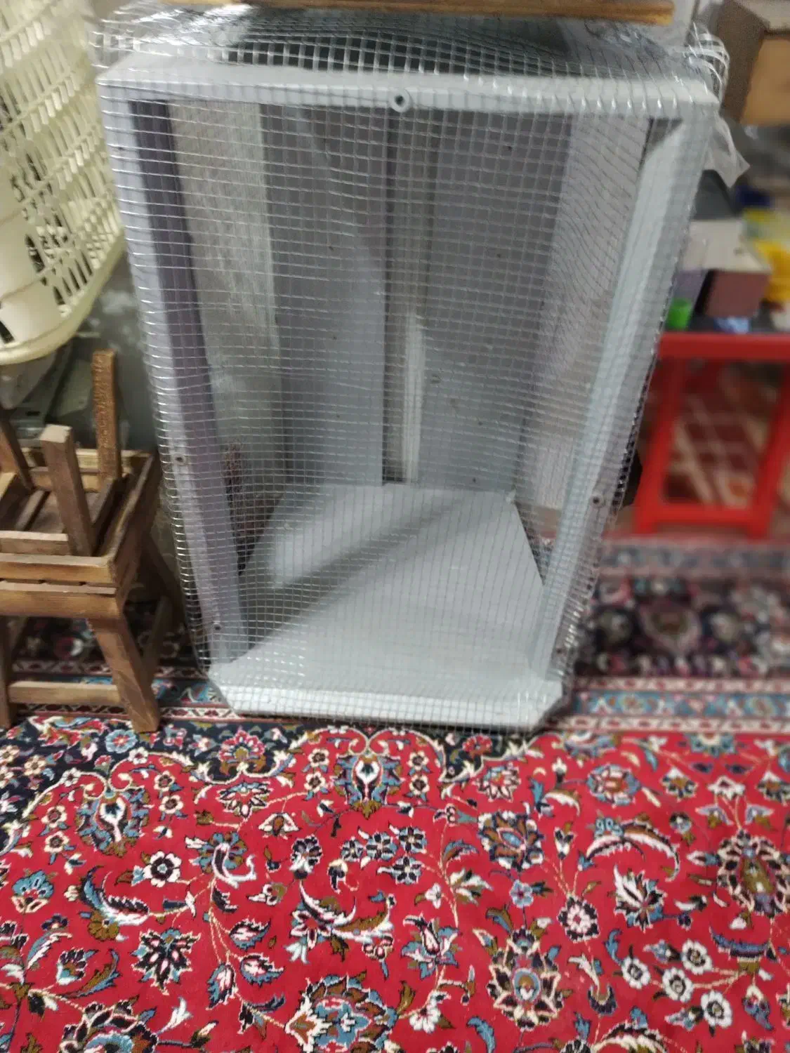 قفس بزرگ|پرنده|نجف‌آباد, شهدای غربی|دیوار