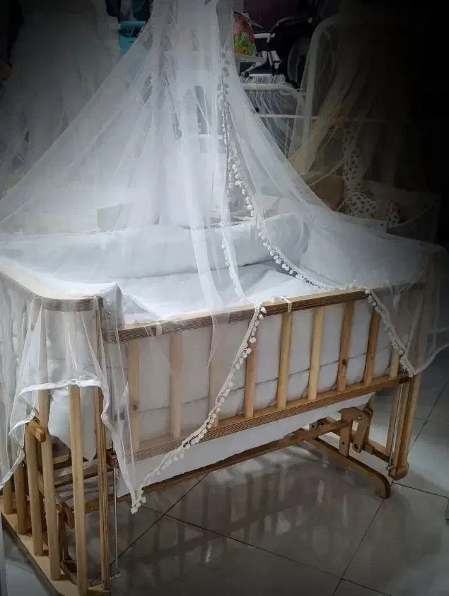 گهواری چوبی کنار مادر نوی نو|تخت و صندلی بچه|دزفول, |دیوار