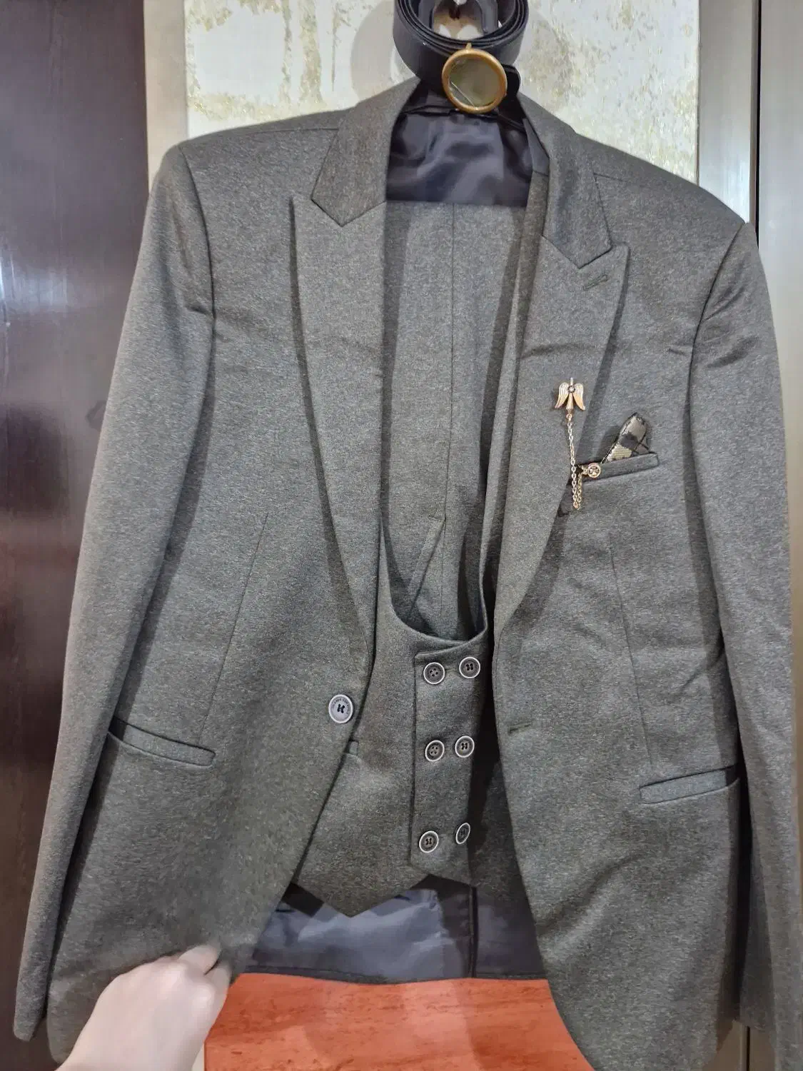 رنگ طوسی|لباس|چابهار, |دیوار