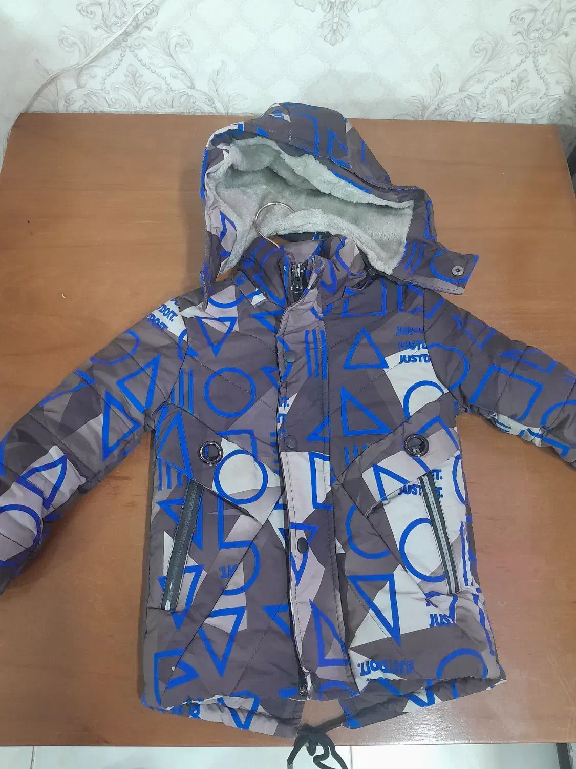 کاپشن پسرانه و بافت زنانه|کفش و لباس بچه|پاکدشت, پاکدشت (مامازند)|دیوار