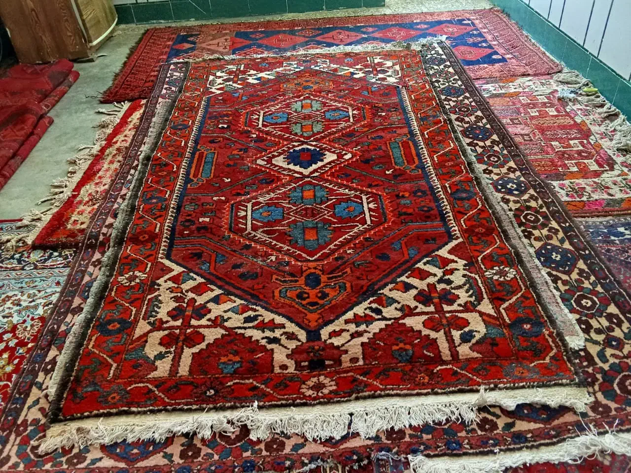 شانزده تخته فرش دستباف قدیمی قیمت هر کدام ۵ م|فرش|لردگان, |دیوار