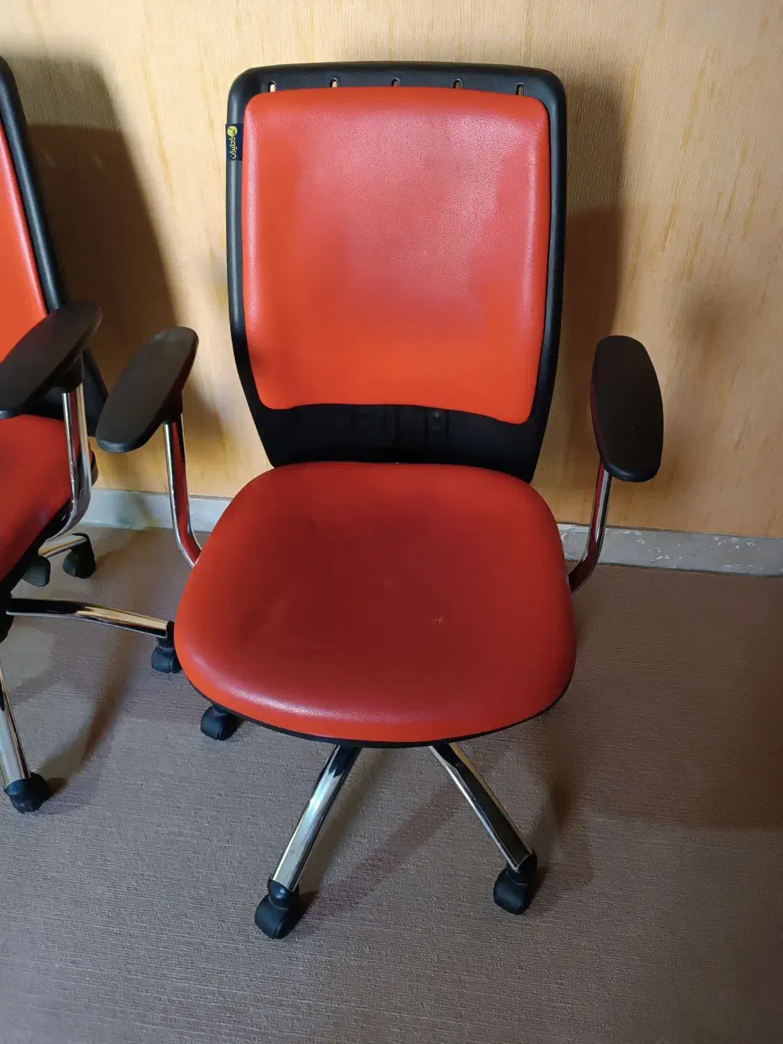 دوعدد صندلی جک دار گردان|صندلی و نیمکت|ایلام, |دیوار