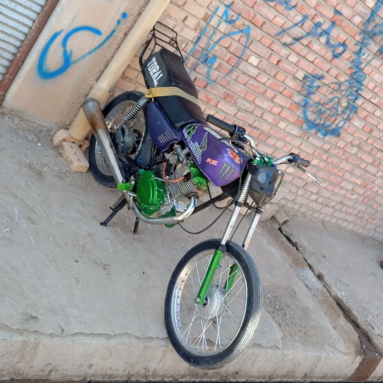 بدون حرف|موتورسیکلت|بکتاش, |دیوار