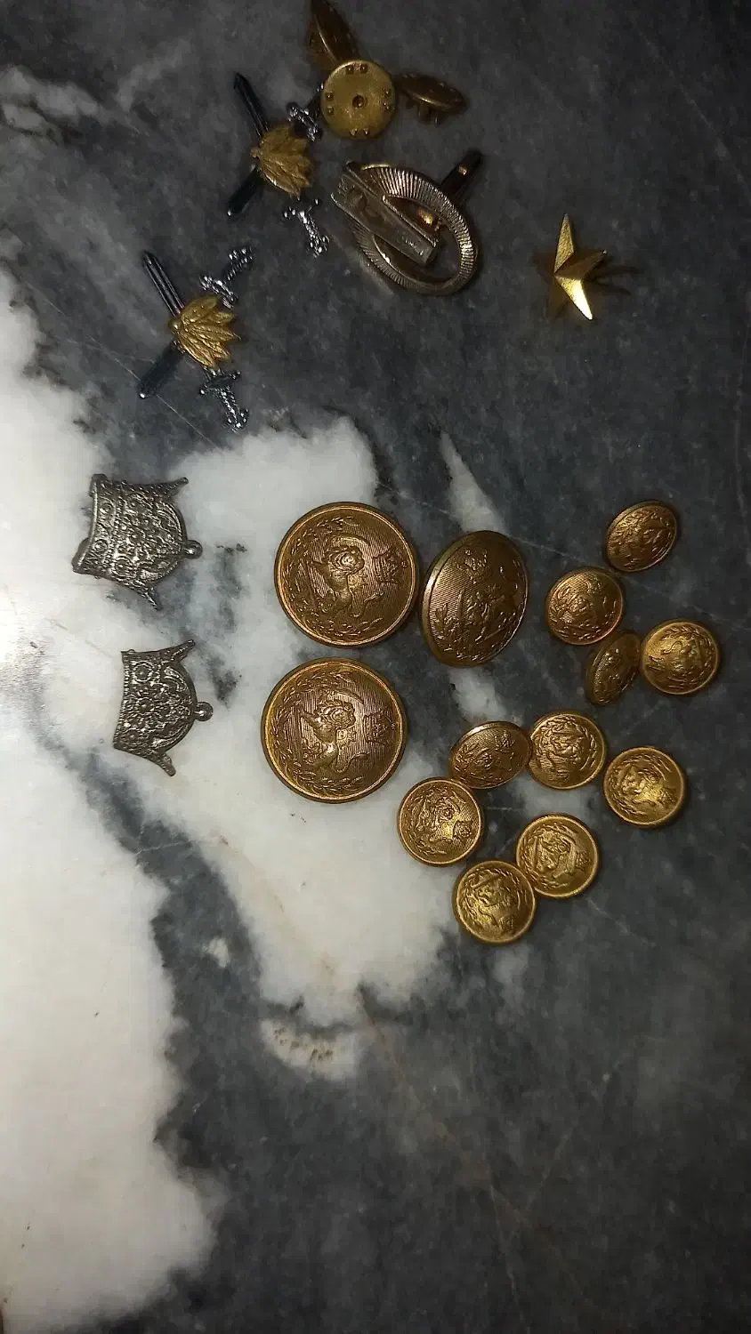 دکمه های آنتیک|کلکسیون اشیاء عتیقه|جلفا, |دیوار