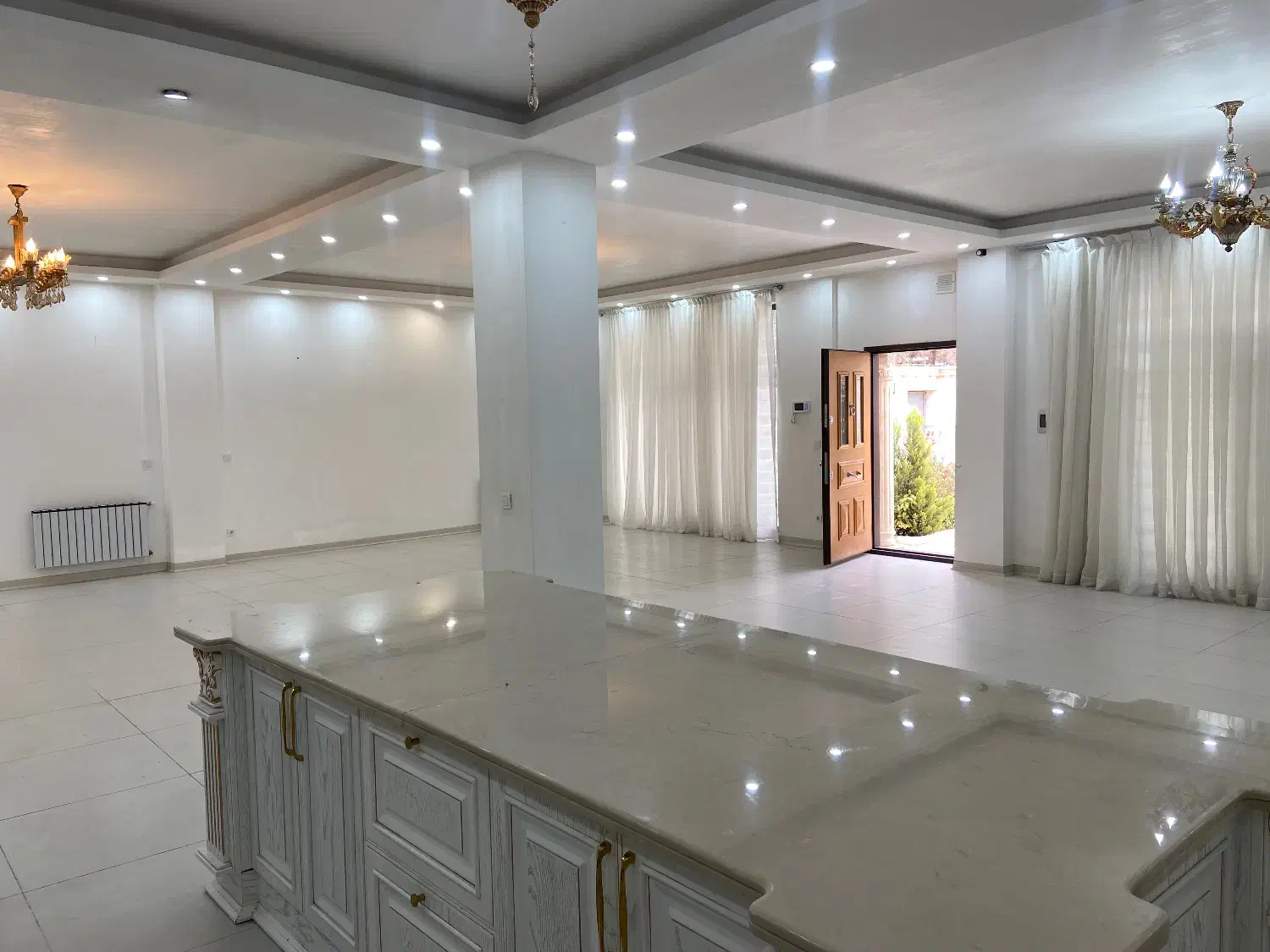 همکف لب بلوار جمهوری ۲۲۰ متر ۳ خواب فول امکانات|اجارهٔ آپارتمان|زرند, |دیوار