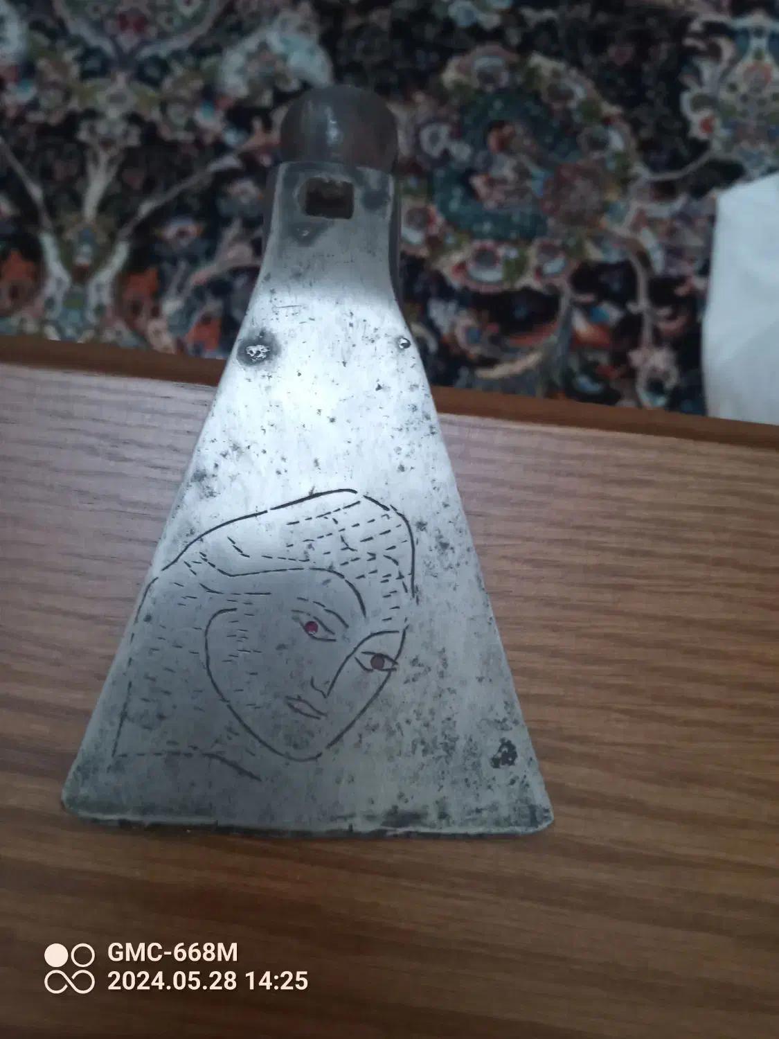 قندشکن|کلکسیون اشیاء عتیقه|ری, شهادت|دیوار