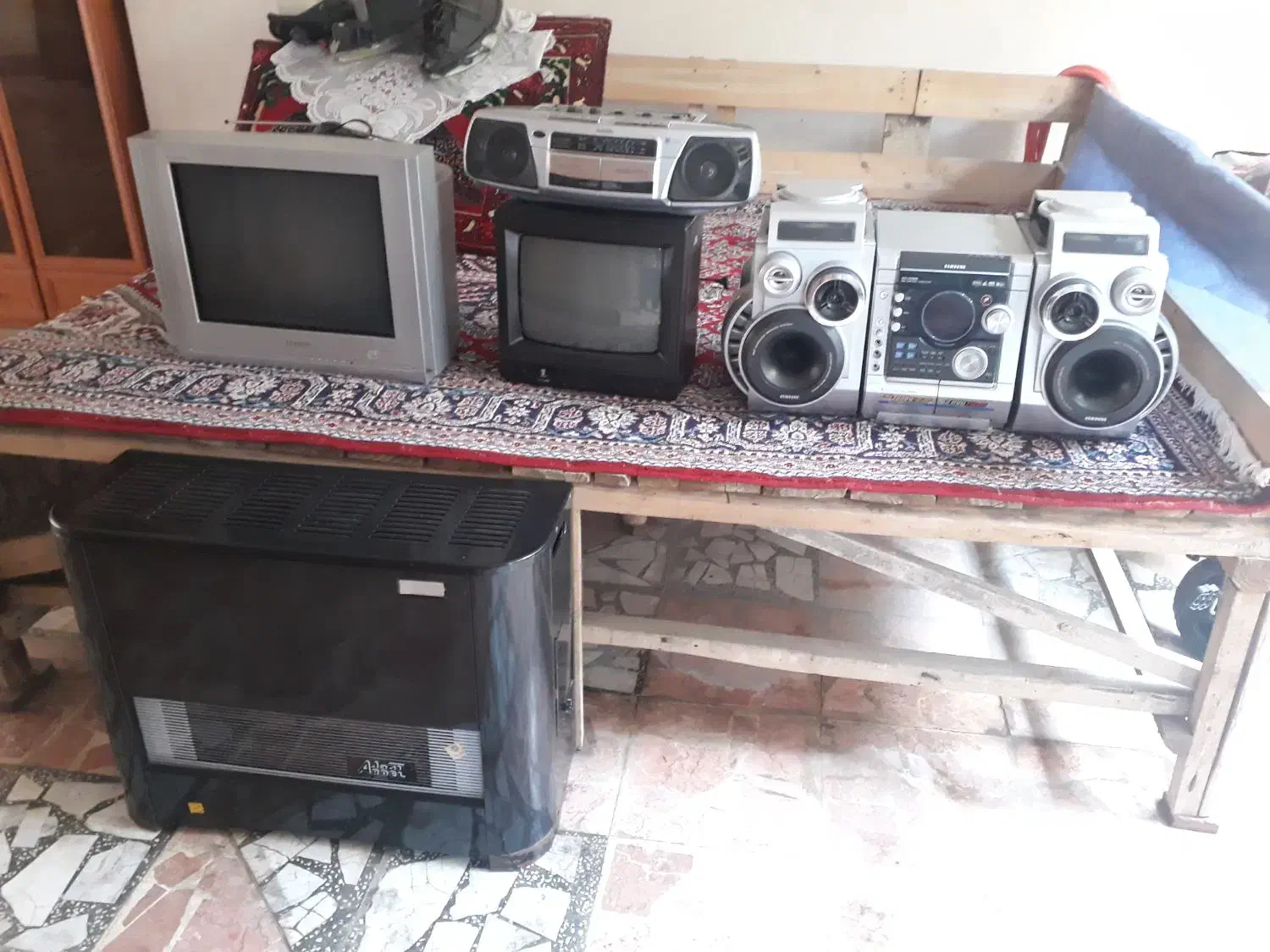 تعدادی لوازم خانگی ضبط،تلویزیون،رادیو|سایر لوازم برقی|رشت, پیرکلاچای|دیوار