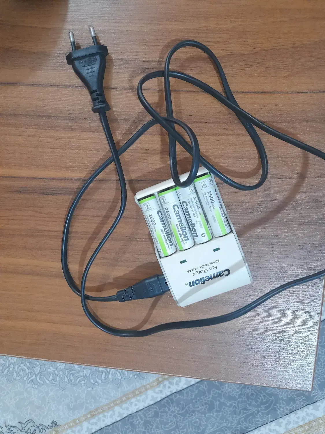 شارژر باتری camelion و ۴ عدد باتری ۲۵۰۰|لوازم جانبی موبایل و تبلت|گرگان, |دیوار