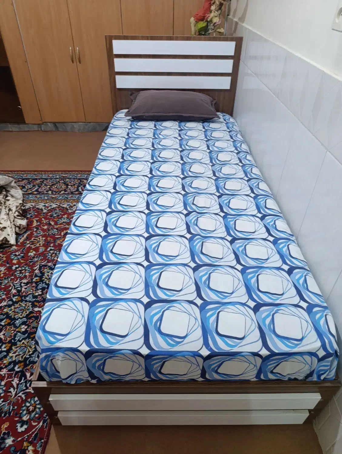 یک عدد تختخواب یک نفره و میز چرخ هر دو نونو هستن|تخت و سرویس خواب|اصفهان, سرشبادران|دیوار