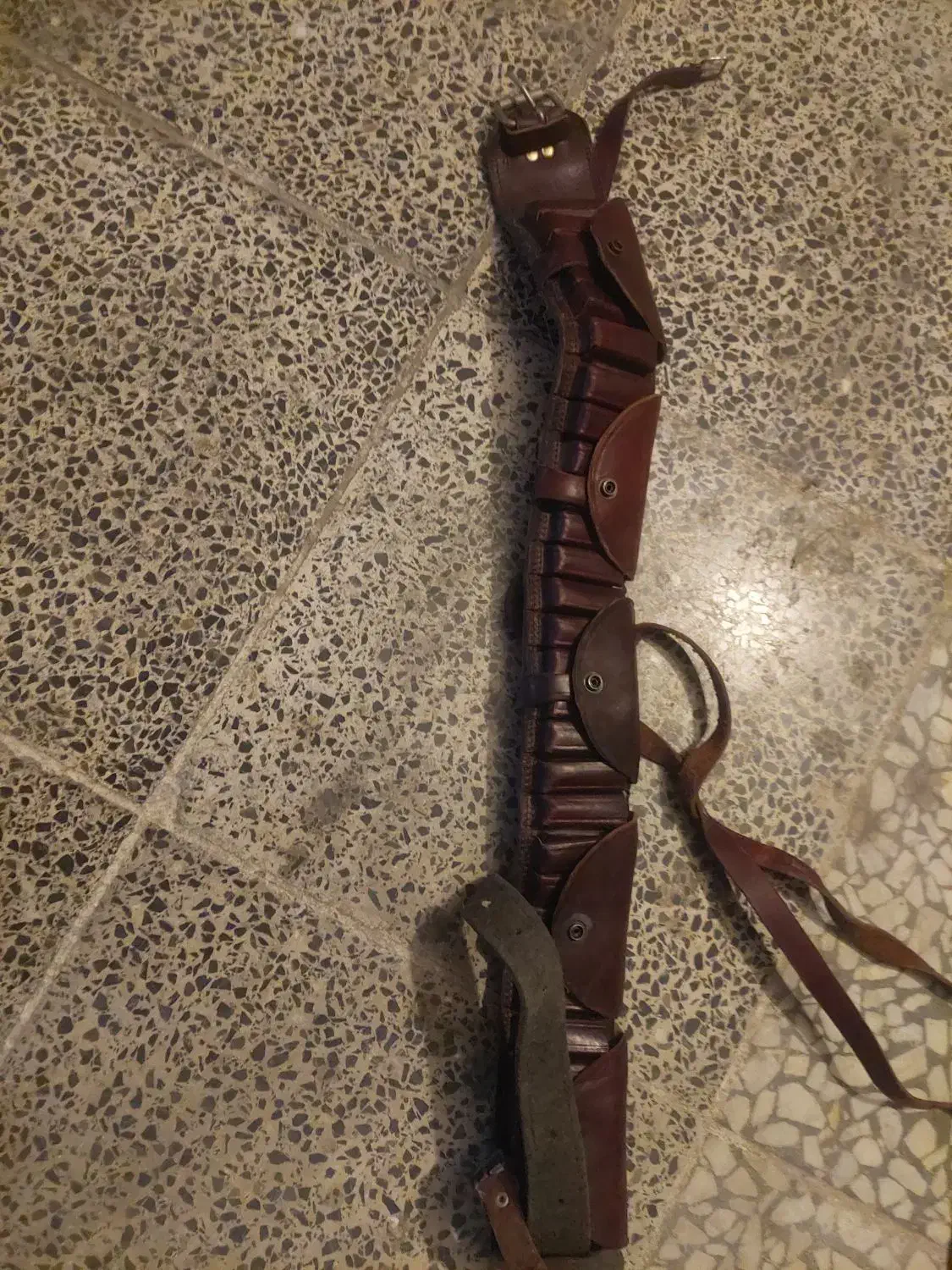 ست شکار و قطار فشنگ اسلحه دو لول|کوهنوردی و کمپینگ|صدرا-فارس, فاز ۱|دیوار