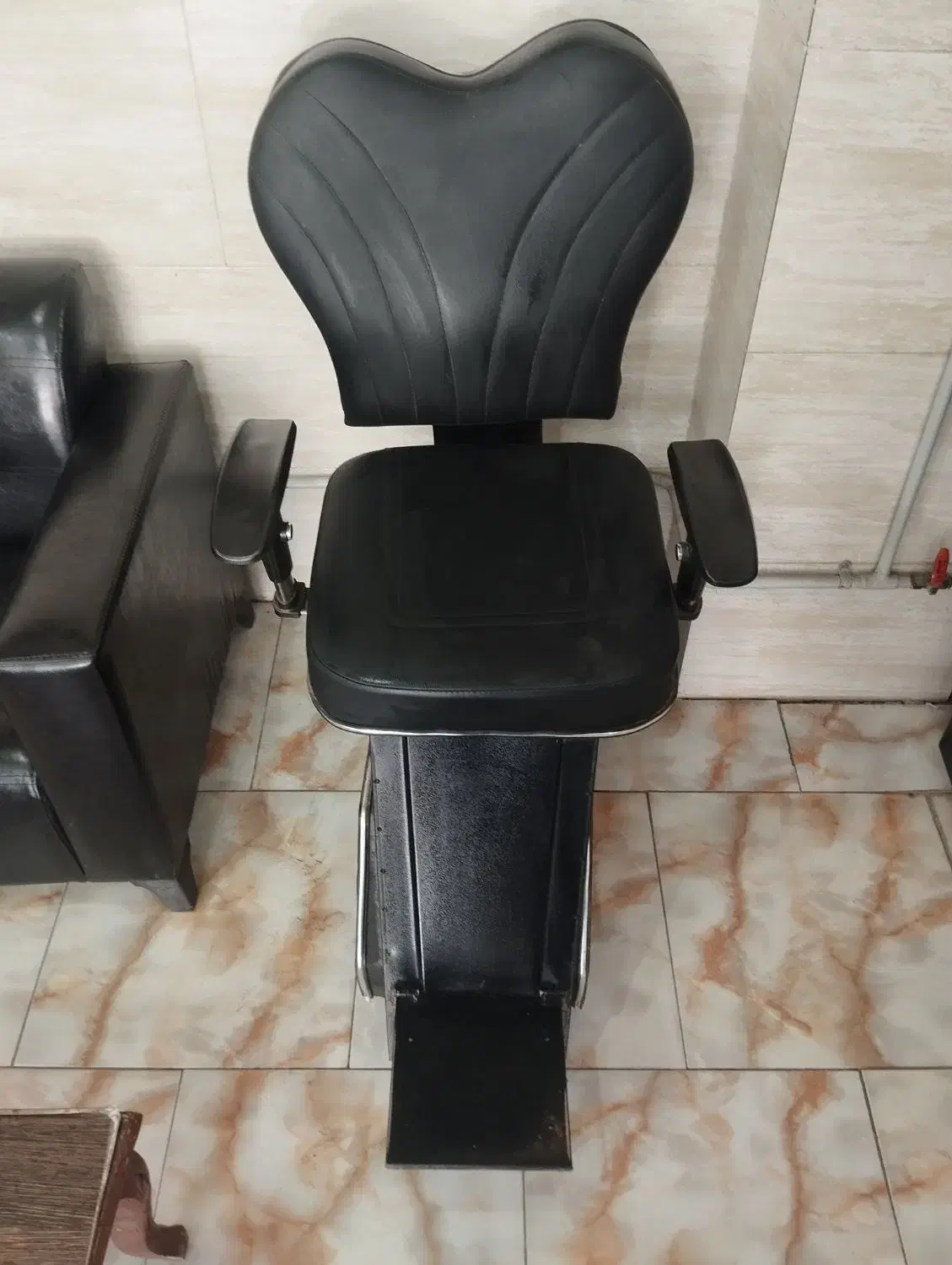 صندلی آرایشگاه مردانه|آرایشگاه و سالن‌های زیبایی|صفادشت, |دیوار