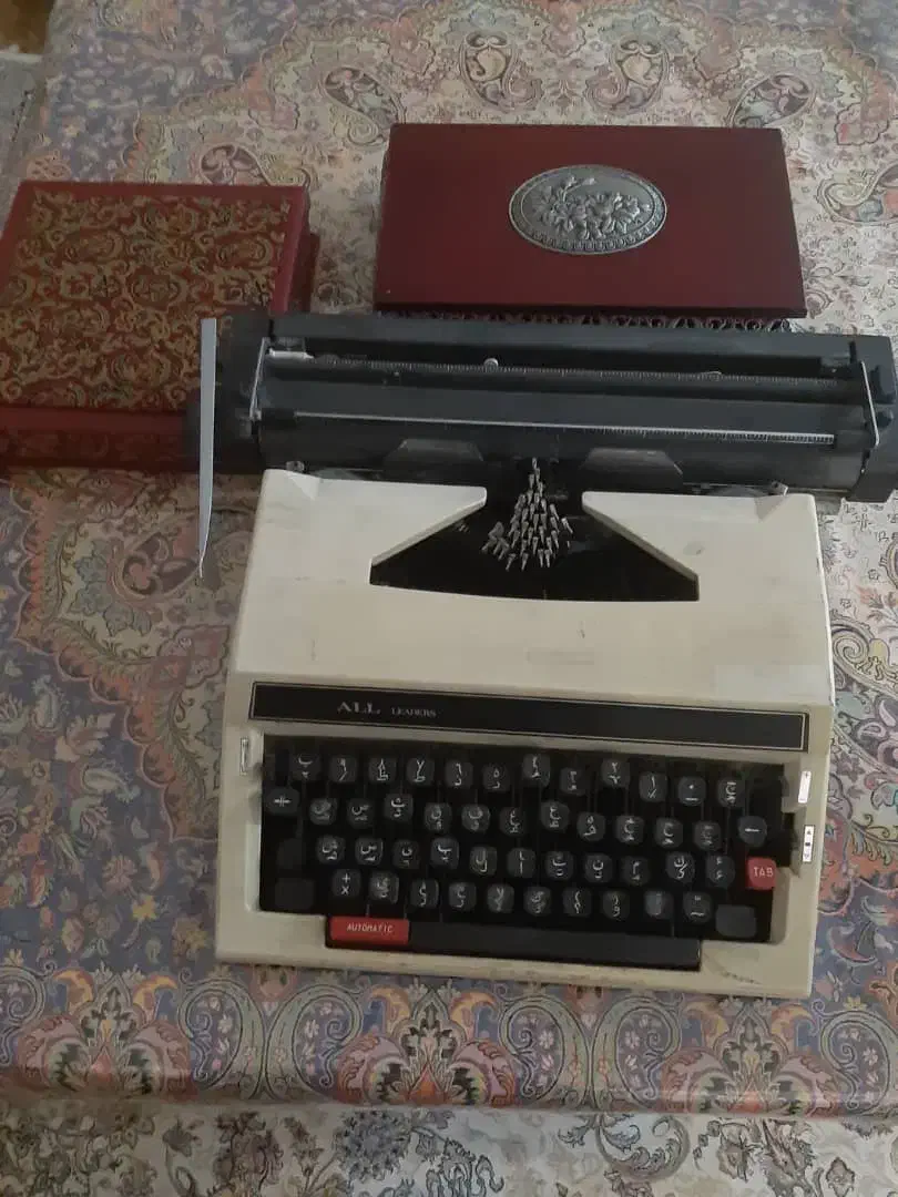 ماشین تایپ خارجی|کلکسیون اشیاء عتیقه|تهران, فردوسی|دیوار