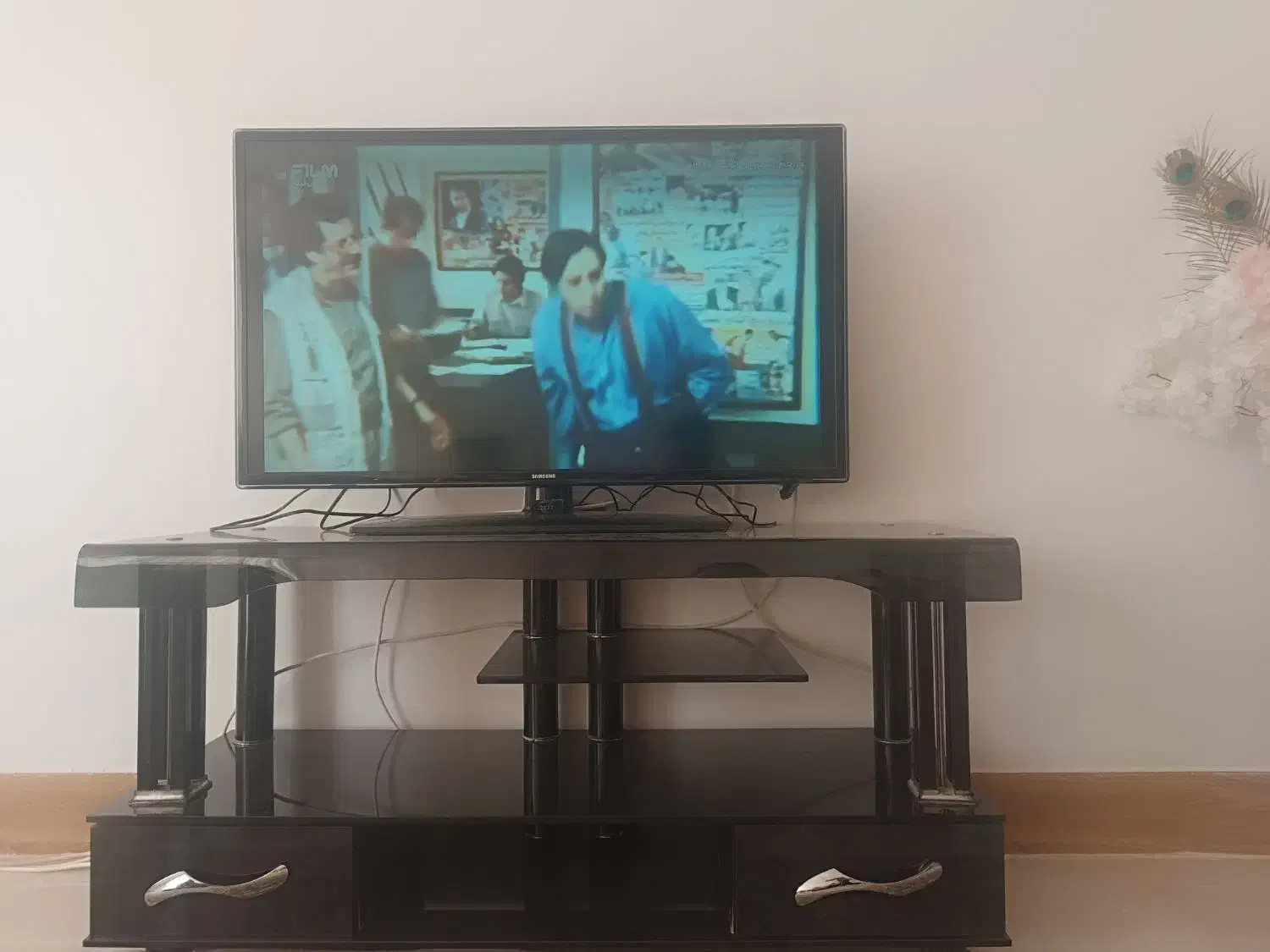 تلوزیون سامسونگ با میز|تلویزیون و پروژکتور|خلیل آباد, |دیوار