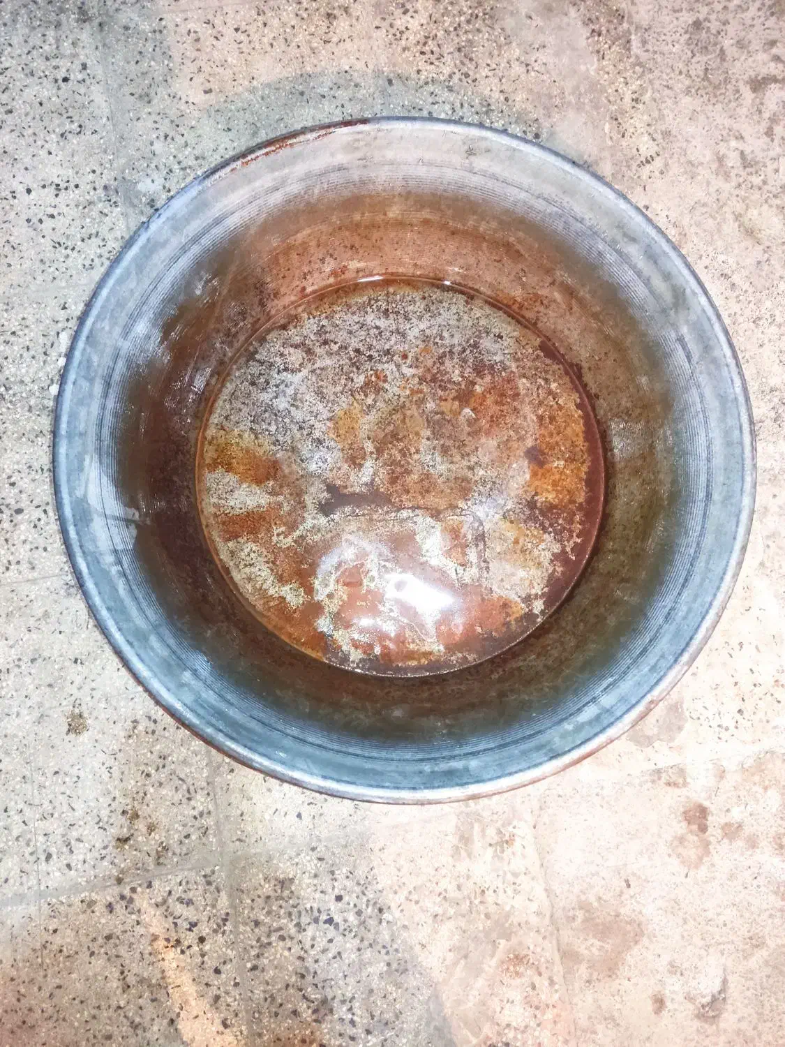 تعدادی     دبه  نو نو و یک عدد طشت قدیمی|ظروف نگهدارنده، پلاستیکی، یکبارمصرف|اردبیل, |دیوار