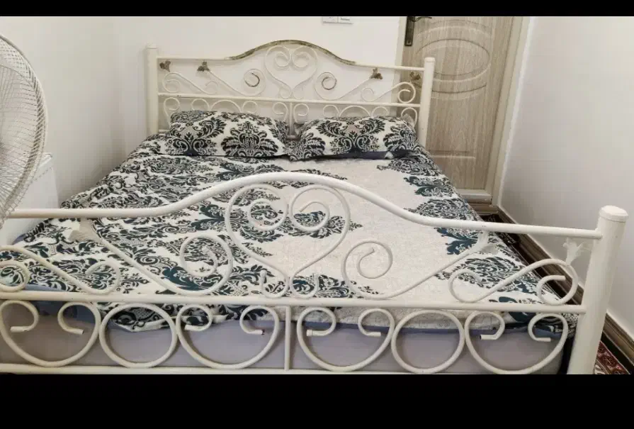 تخت فلزی کاملاً سالم|تخت و سرویس خواب|اشتهارد, |دیوار