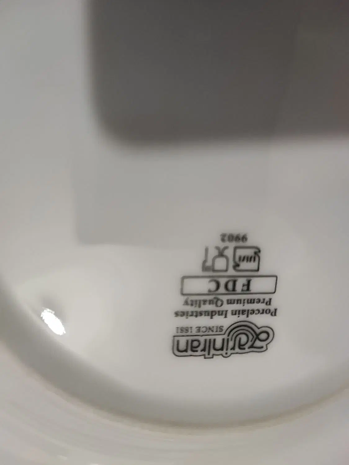 تعدادی ظروف چینی و قابلمه روحی درب چاقو|ظروف سرو و پذیرایی|ری, شهادت|دیوار