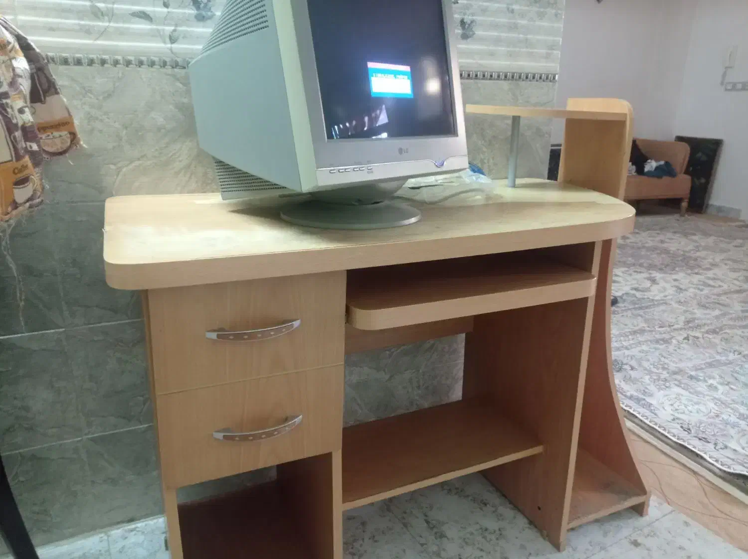 میز کامپیوتر و مانیتور الجی وصندلی|میز تحریر و کامپیوتر|اردبیل, |دیوار