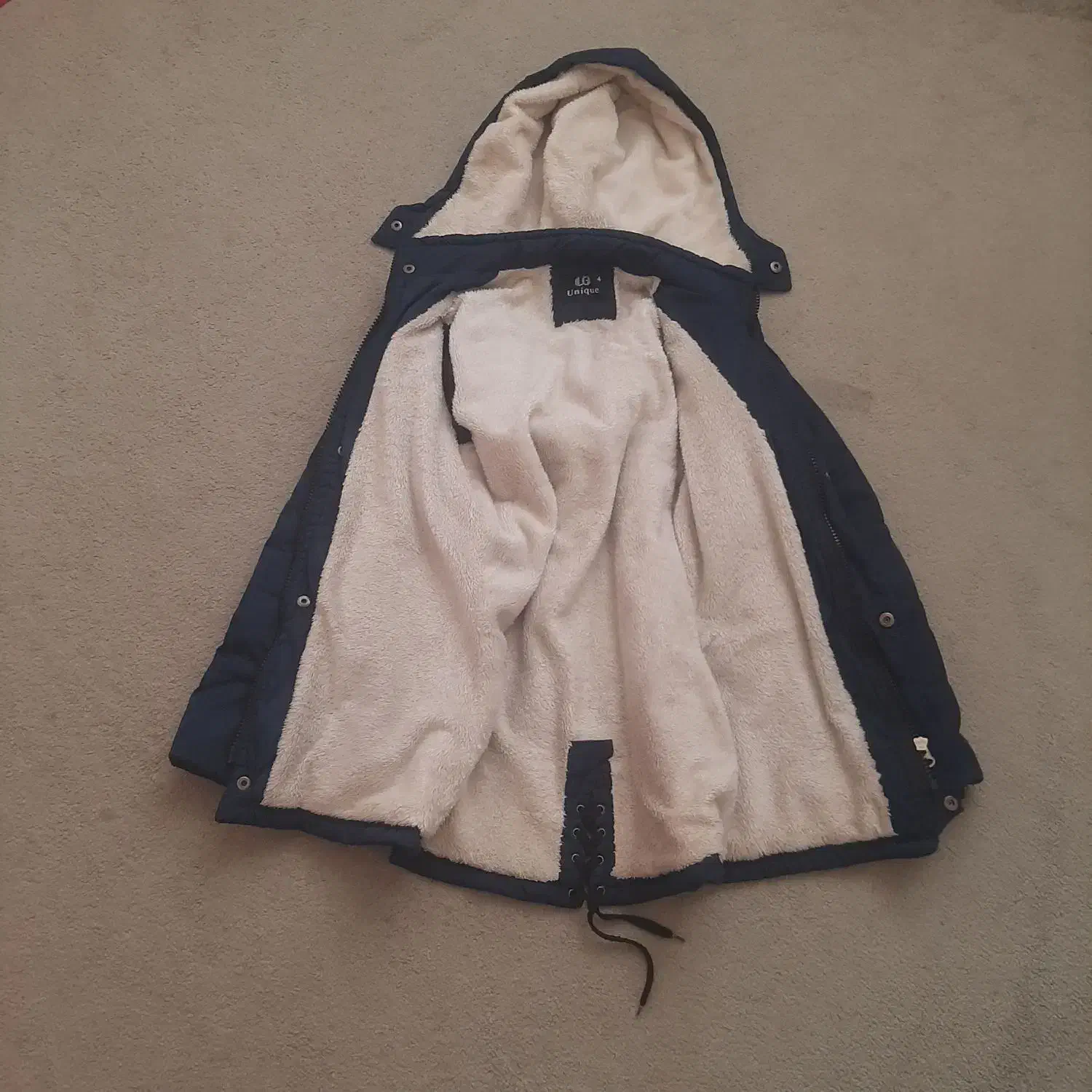 ۲تا کاپشن|لباس|قم, بنیاد|دیوار