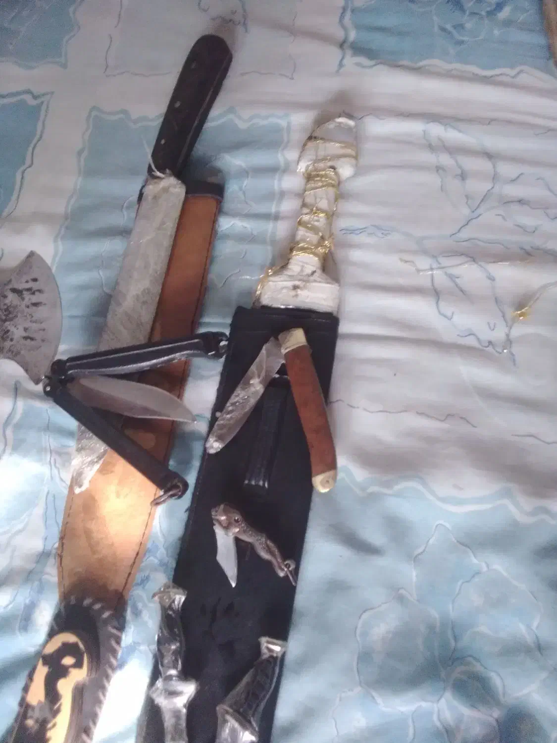 چاقوهای کلکسیونی زینتی|کلکسیون اشیاء عتیقه|آمل, |دیوار