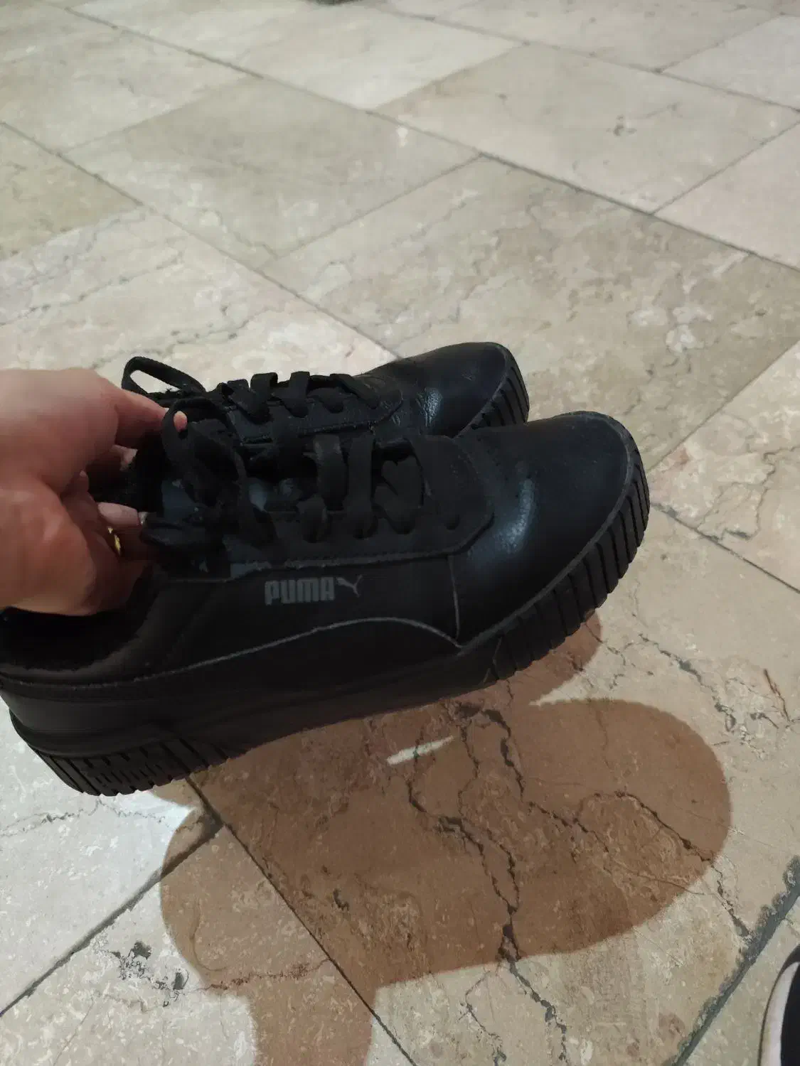 کفش اسپرت|کیف، کفش، کمربند|اندیشه, اندیشه فاز ۱|دیوار