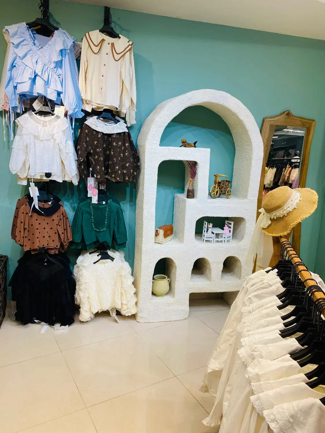 واگذاری فروشگاه لباس کودک با ده سال سابقه درخشان|اجارهٔ مغازه و غرفه|ساری, |دیوار