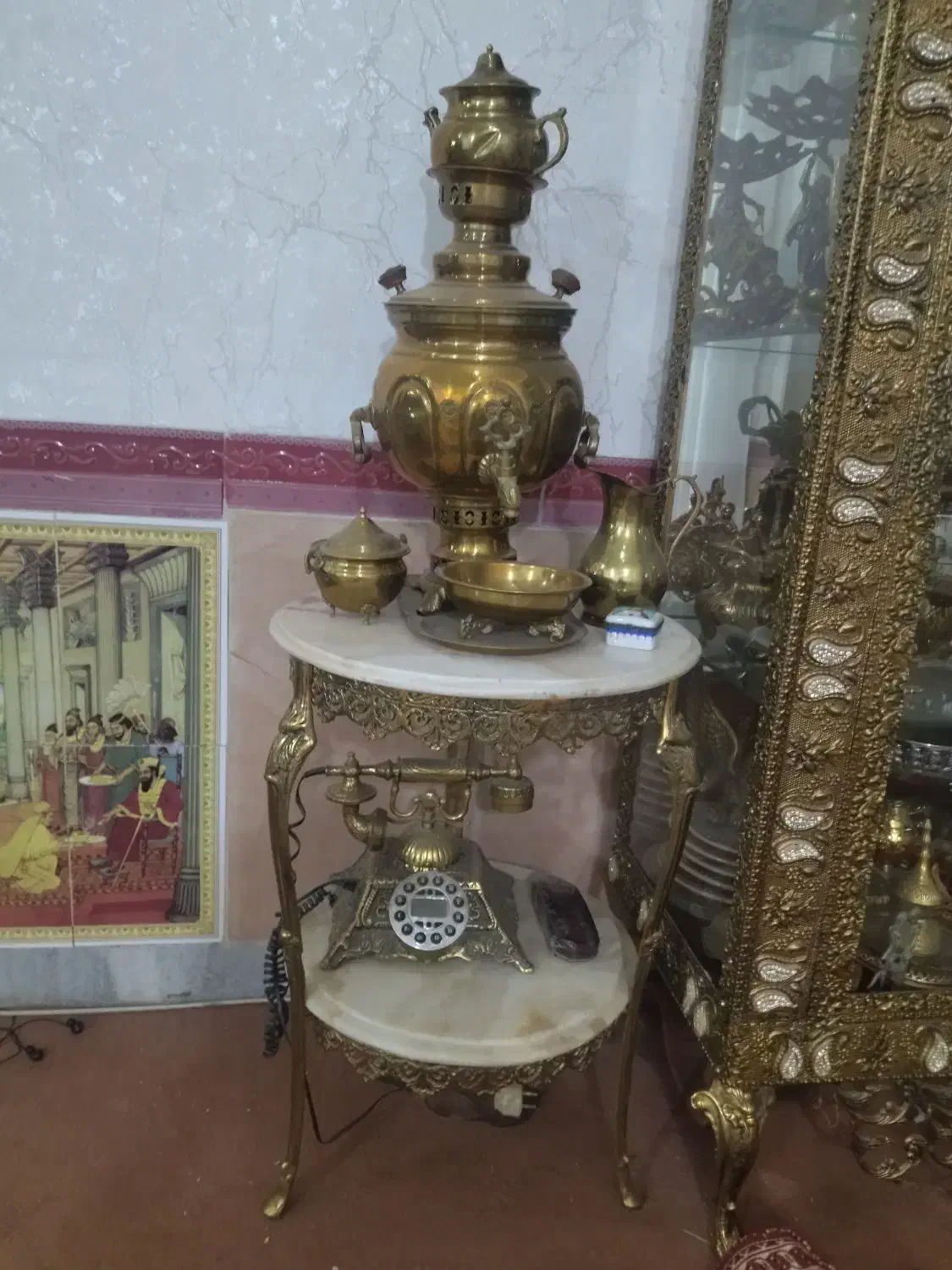 میز تلویزیون و آینه شمعدان و تلفن و سماور برنزی|بوفه، ویترین، کنسول|همدان, |دیوار