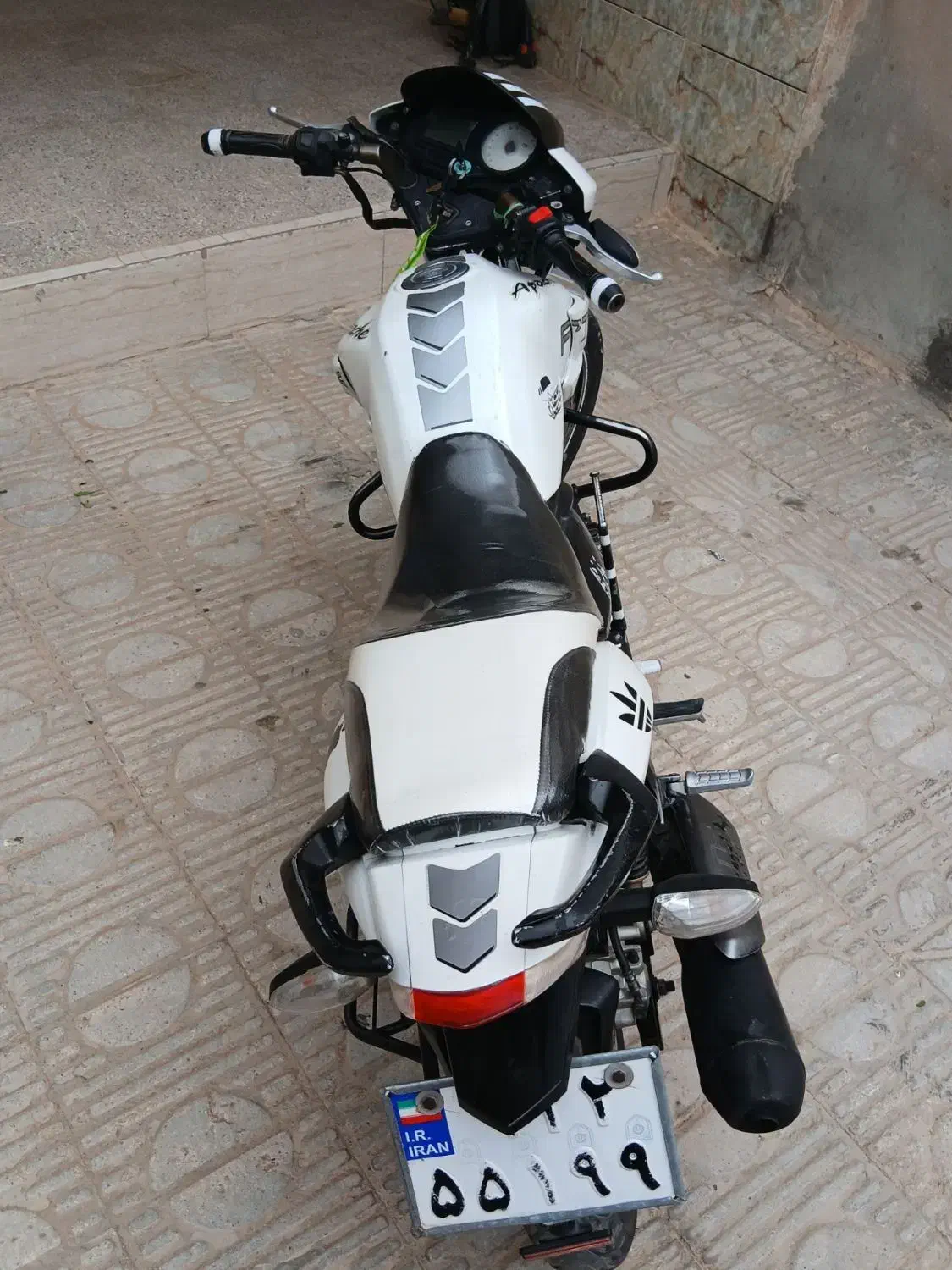 اپاچی 180|موتورسیکلت|قائن, |دیوار