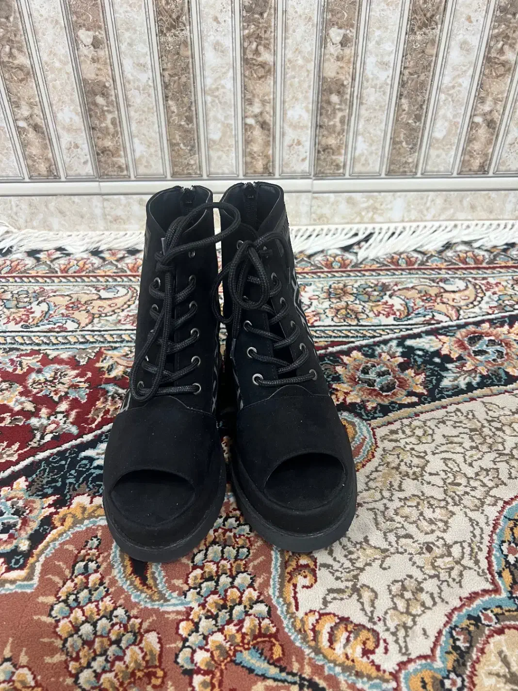 کفش|کیف، کفش، کمربند|تربتحیدریه, ترمینال|دیوار