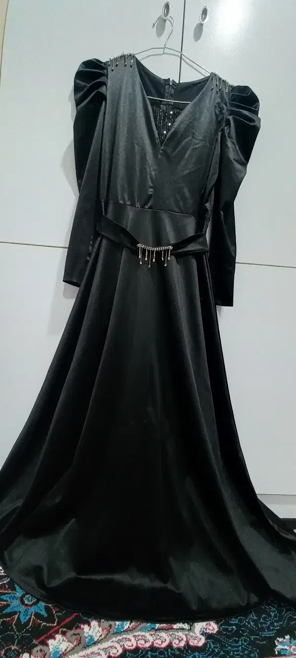 لباس مجلسی|لباس|رباط‌کریم, رباط‌کریم|دیوار