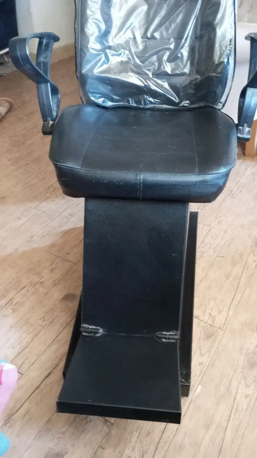 صندلی آرایشگاهی یا صندلی اصلاح|آرایشگاه و سالن‌های زیبایی|سنندج, |دیوار