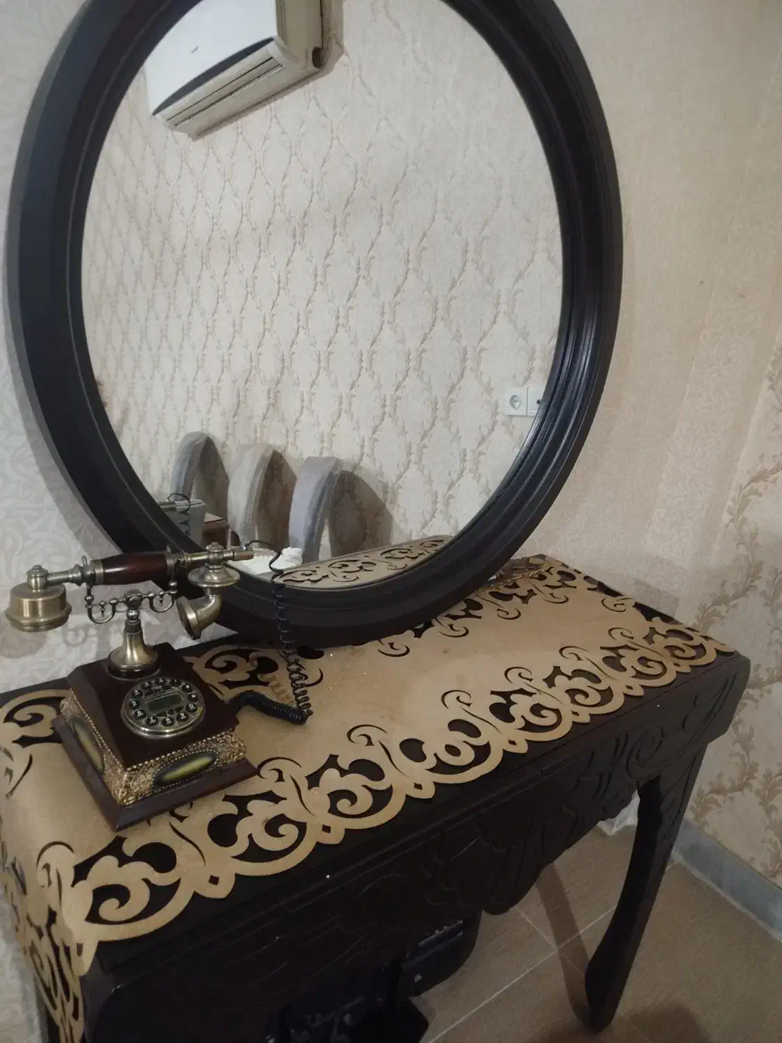 اینه وکنسول|آینه|گرگان, |دیوار