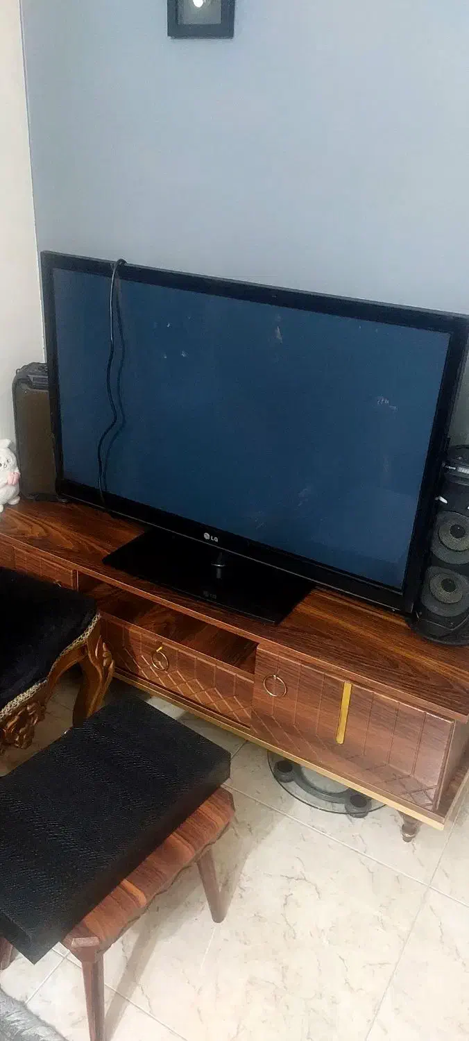 مبل ۷نفره|مبلمان خانگی و میز عسلی|رشت, باهنر|دیوار