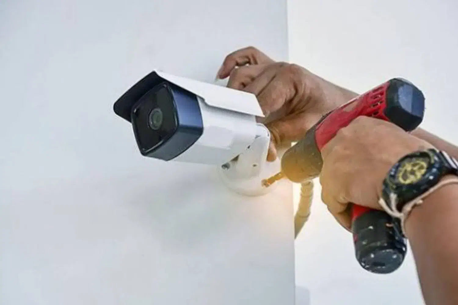 همکاری برق و نصب دوربین مداربسته|استخدام صنعتی، فنی، مهندسی|رشت, چله خانه|دیوار