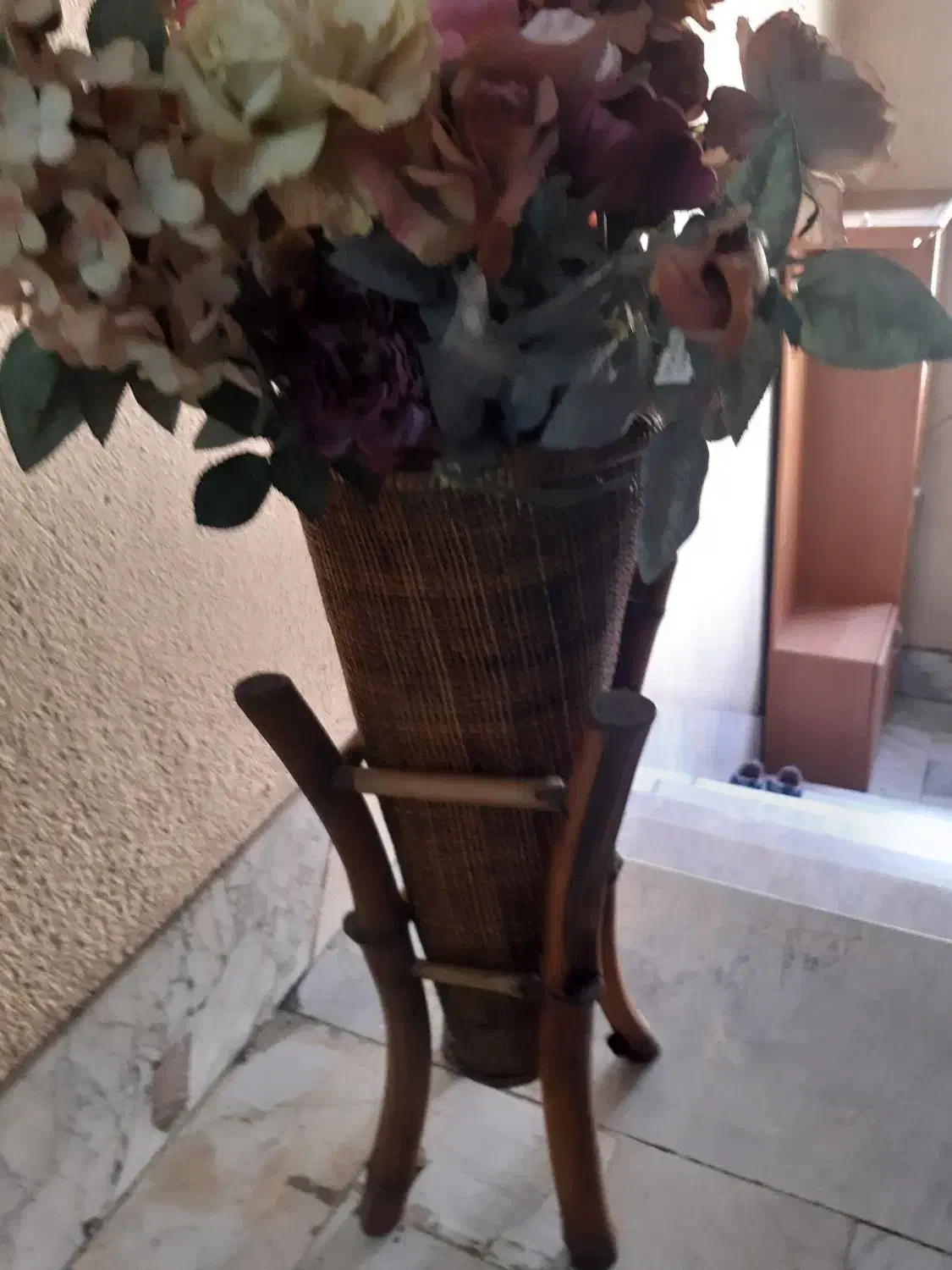 گلدان چوبی با گلهای خارجی،جاکفشی آینه دار وجالباسی|جاکفشی، کمد، دراور|تهران, افسریه جنوبی|دیوار