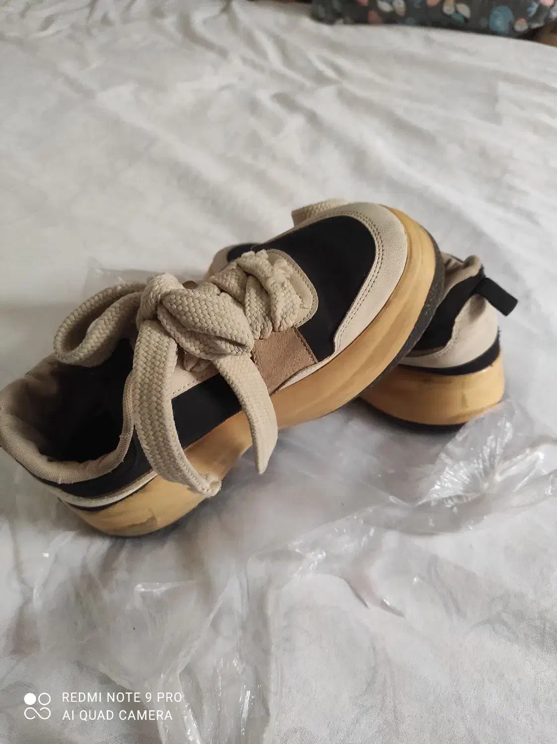 تعدادی لباس و کیف|لباس|تفت, |دیوار