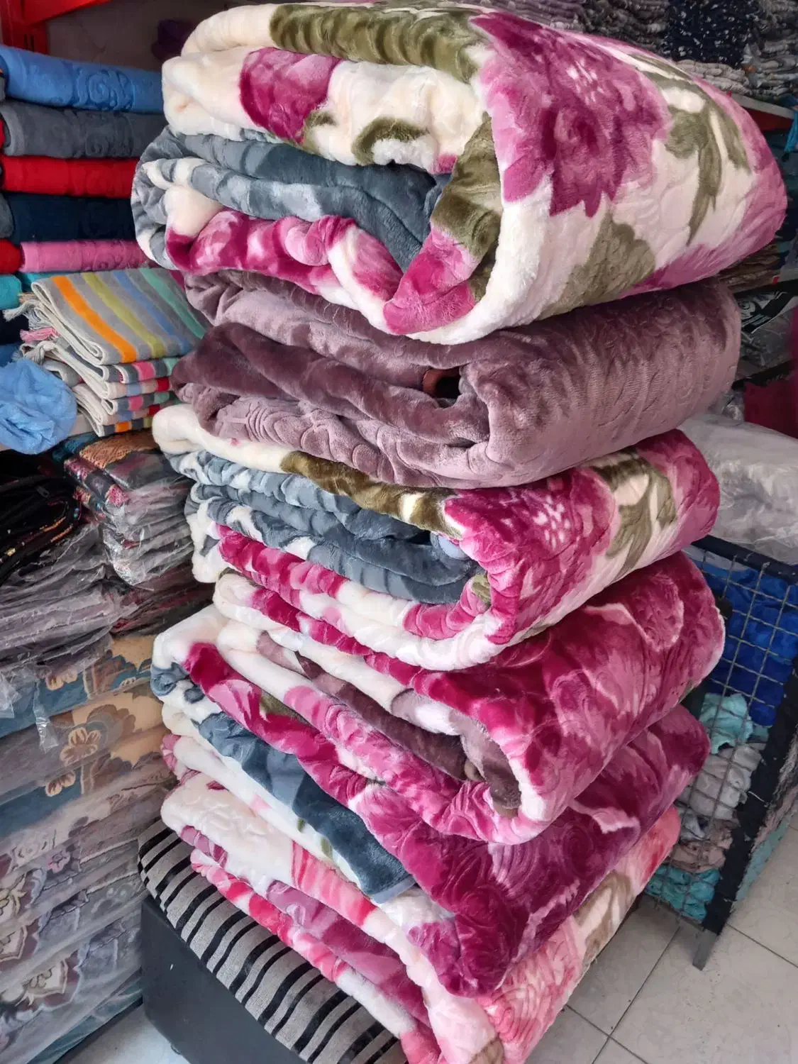 پتو ۴ الی ۵ کیلو گرمی(سایز ۲۲۰در ۲۴۰)|رختخواب، بالش، پتو|تهران, بازار|دیوار