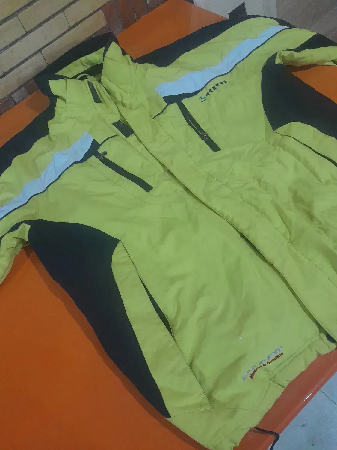 کاپشن|لباس|بیجار, |دیوار