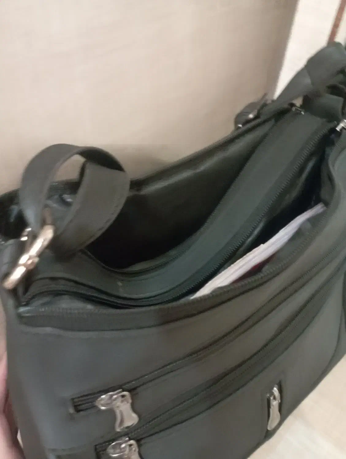 یک عدد کیف جا دار نو اصلا استفاده نشده فروخته میشه|کیف، کفش، کمربند|تربتحیدریه, فردوسی جنوبی|دیوار