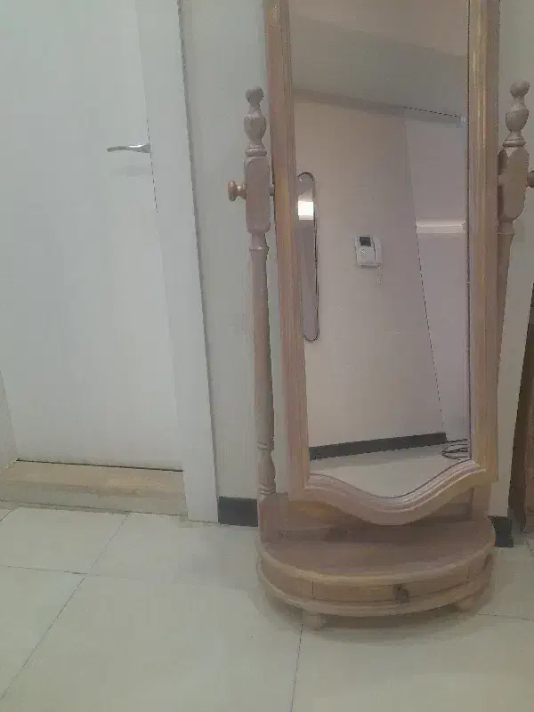 آینه قدی|آینه|اصفهان, دانشگاه اصفهان|دیوار