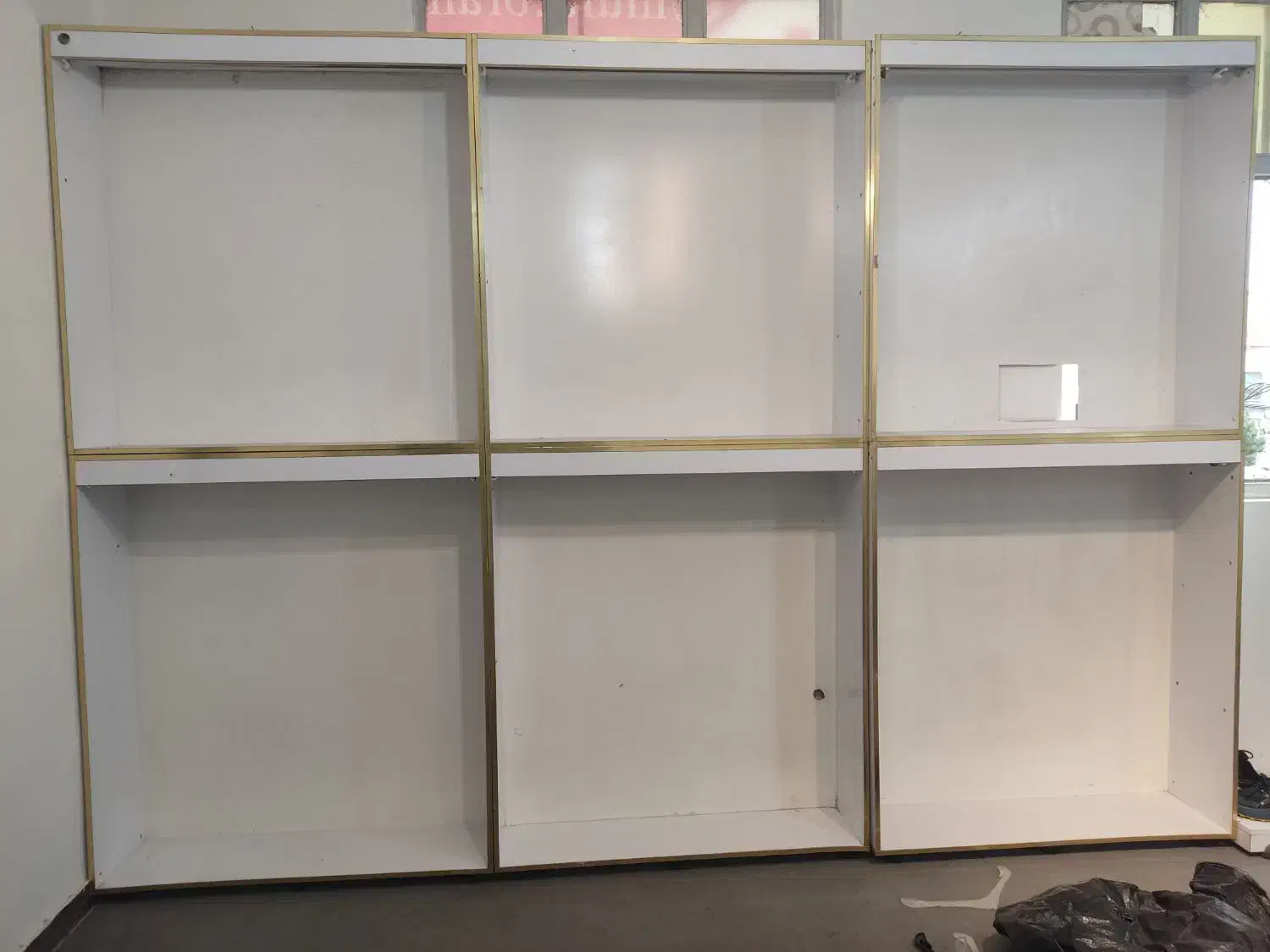 قفسه ویترین لباس و موبایل|کتابخانه، شلف، قفسههای دیواری|اندیشه, اندیشه فاز ۱|دیوار