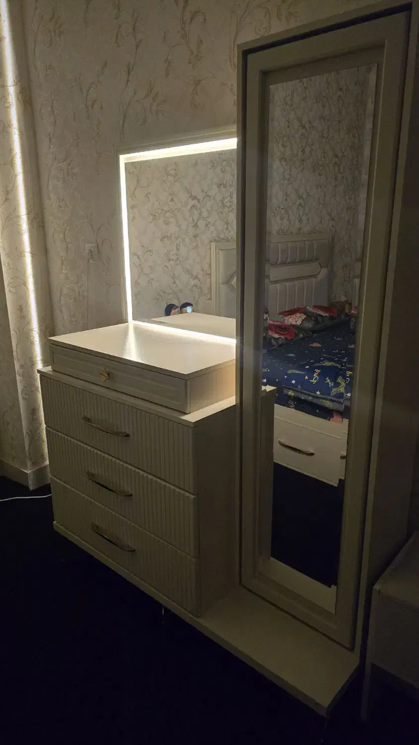 ست تخت خواب و میز آرایش|تخت و سرویس خواب|قم, پردیسان|دیوار