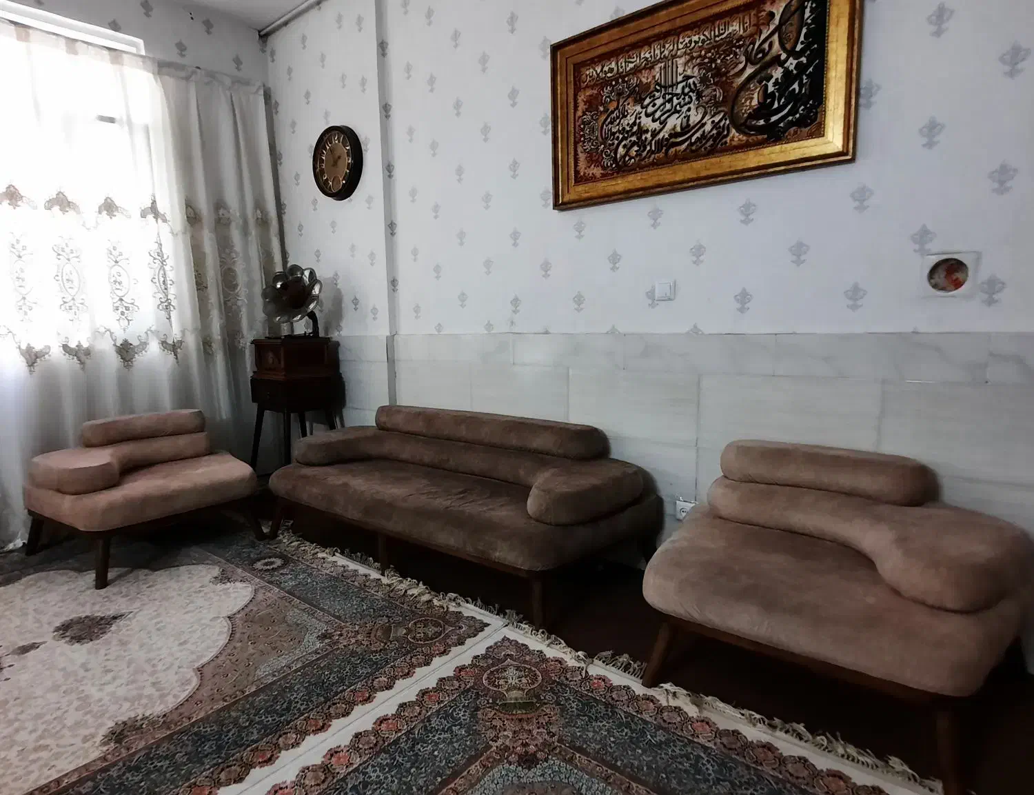 مبلمان ساده و شیک|مبلمان خانگی و میز عسلی|قم, باغ شریفی|دیوار