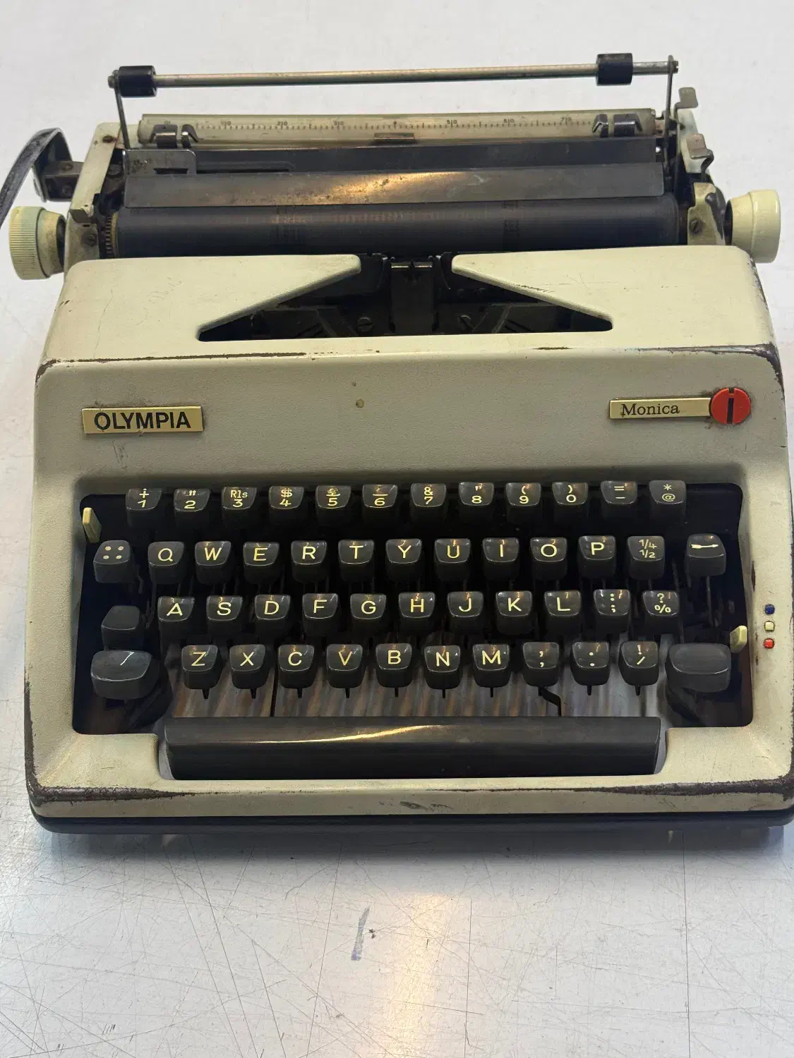 ماشین تایپ آنتیک عتیقه کاملا سالم|کلکسیون اشیاء عتیقه|صباشهر, |دیوار