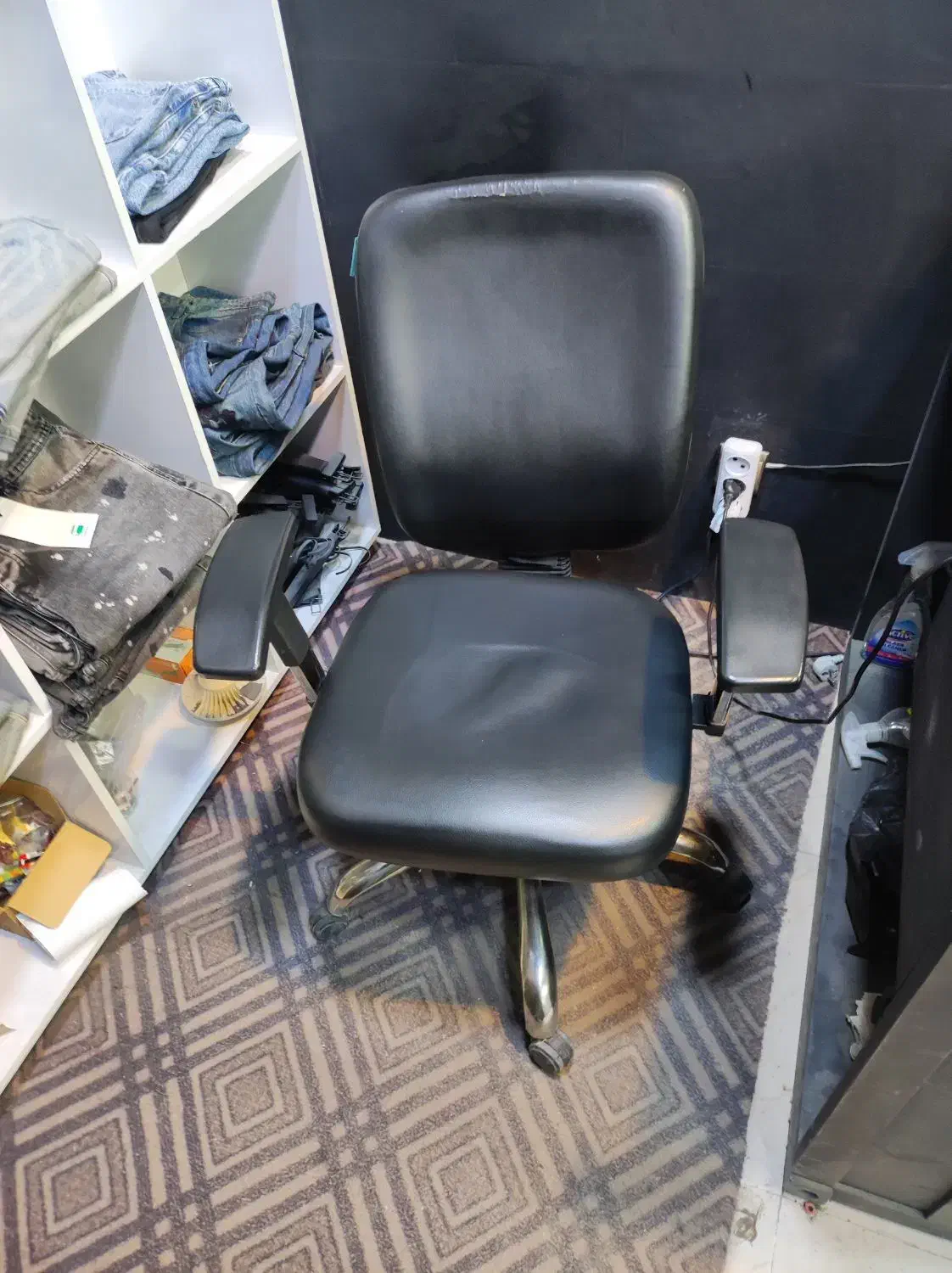 صندلی چرخ دار|صندلی و نیمکت|بانه, |دیوار