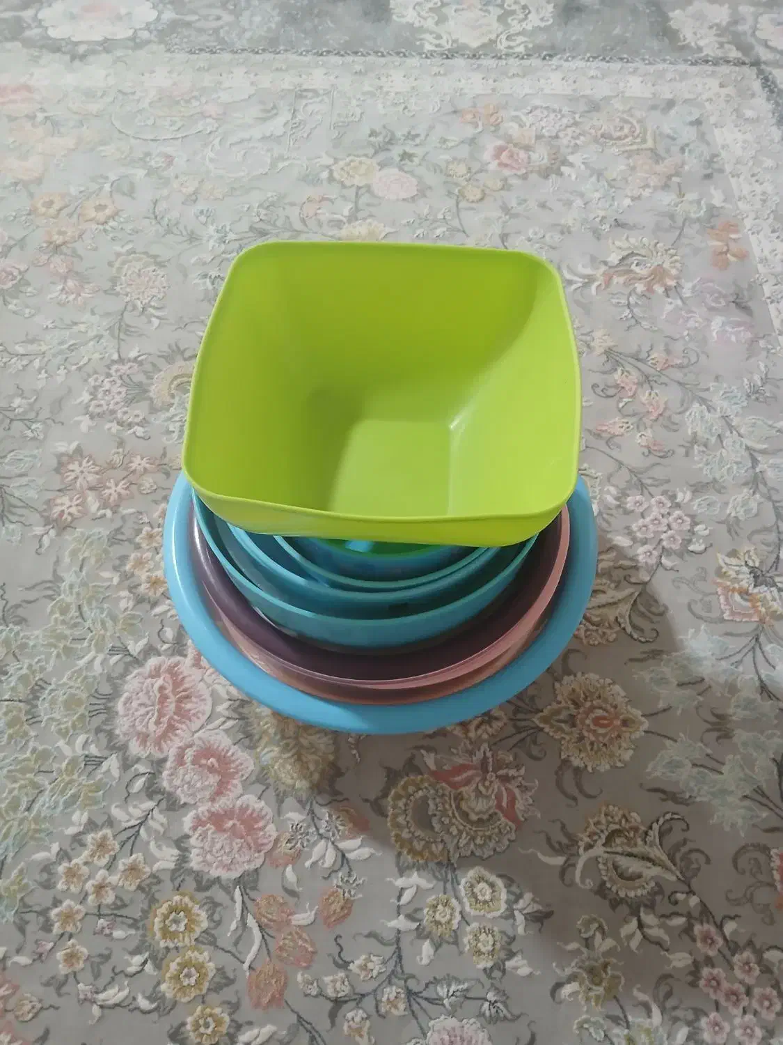 تعدادی لگن و آبکش|ظروف پختوپز|ایلام, |دیوار