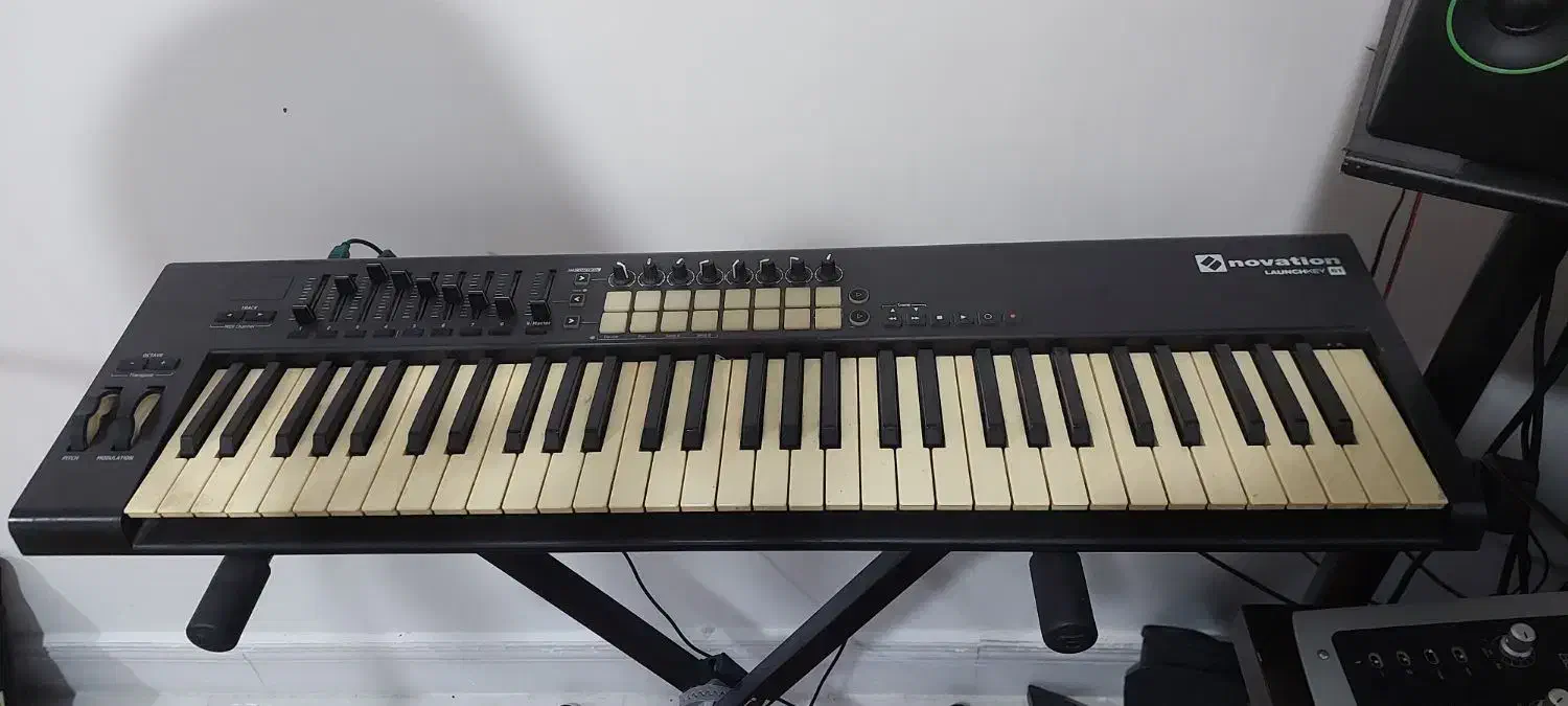 میدی کنترلر حرفه ای سالمnovation 61|پیانو، کیبورد، آکاردئون|بندر دیر, |دیوار