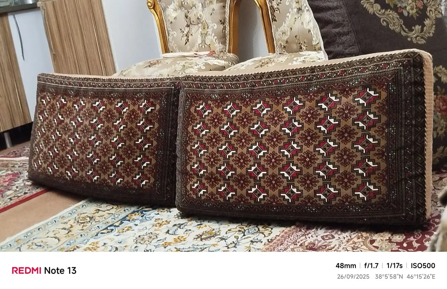 سه جفت پشتی|پشتی|تبریز, |دیوار