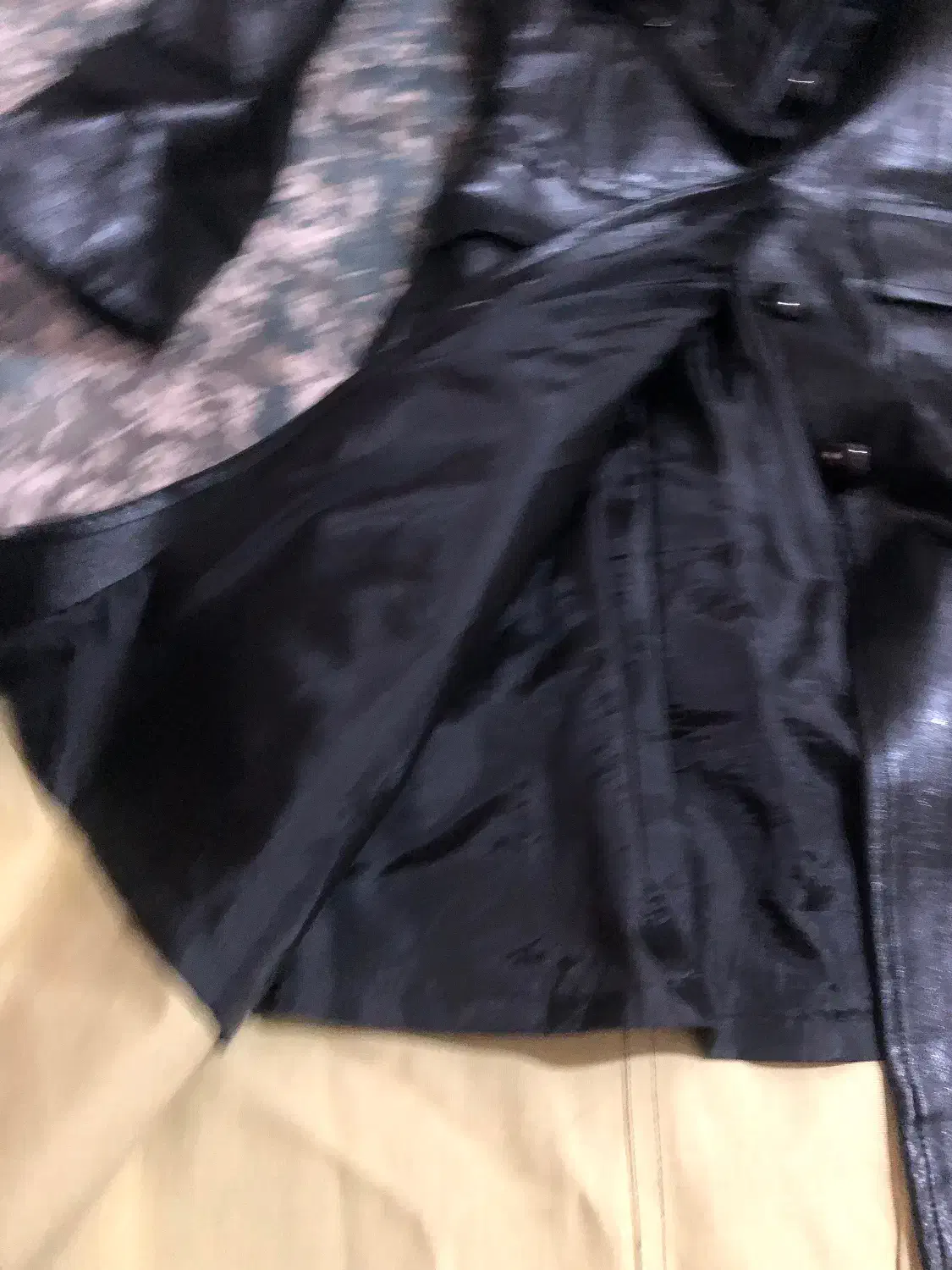 بارونی چرم|لباس|لاهیجان, قیام|دیوار