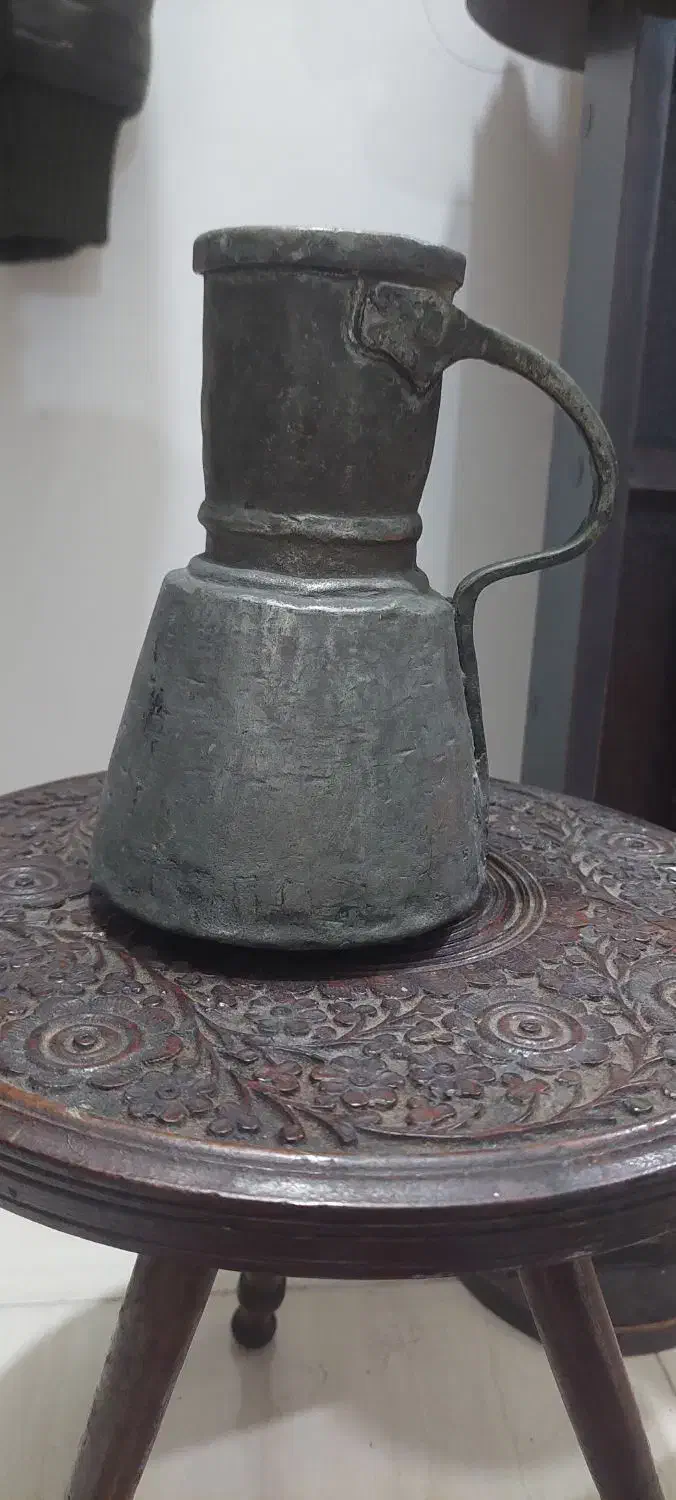 مشربه مسی بسیار قدیمی|کلکسیون اشیاء عتیقه|رشت, باهنر|دیوار