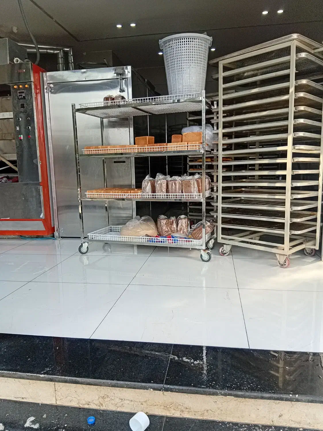 نیرو آقا میخوام برای قنادی|استخدام خدمات فروشگاه و رستوران|بندرعباس, |دیوار